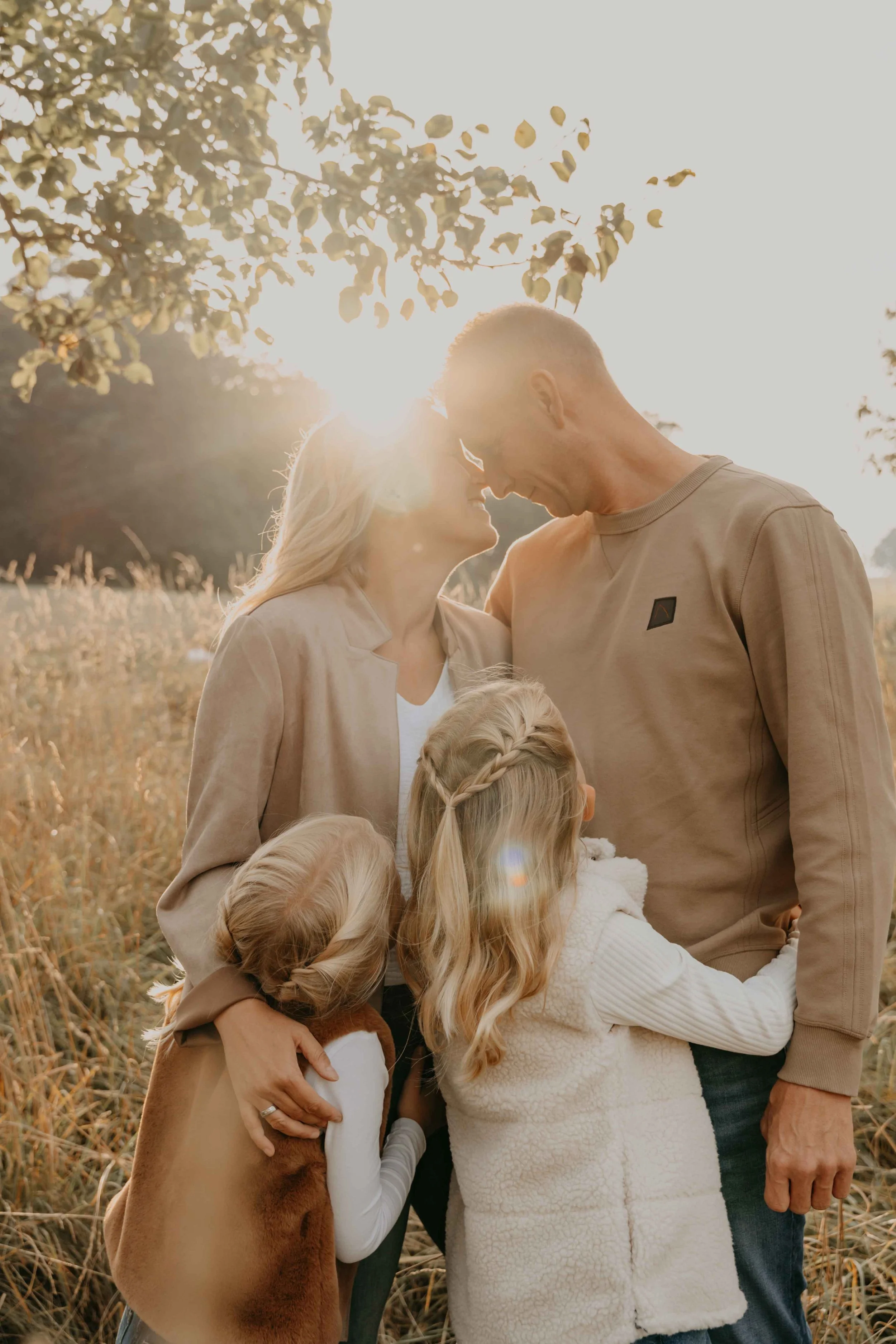 Familienfotograf Nordhessen – Kinder rennen lachend über ein Feld, Sommerabend.
