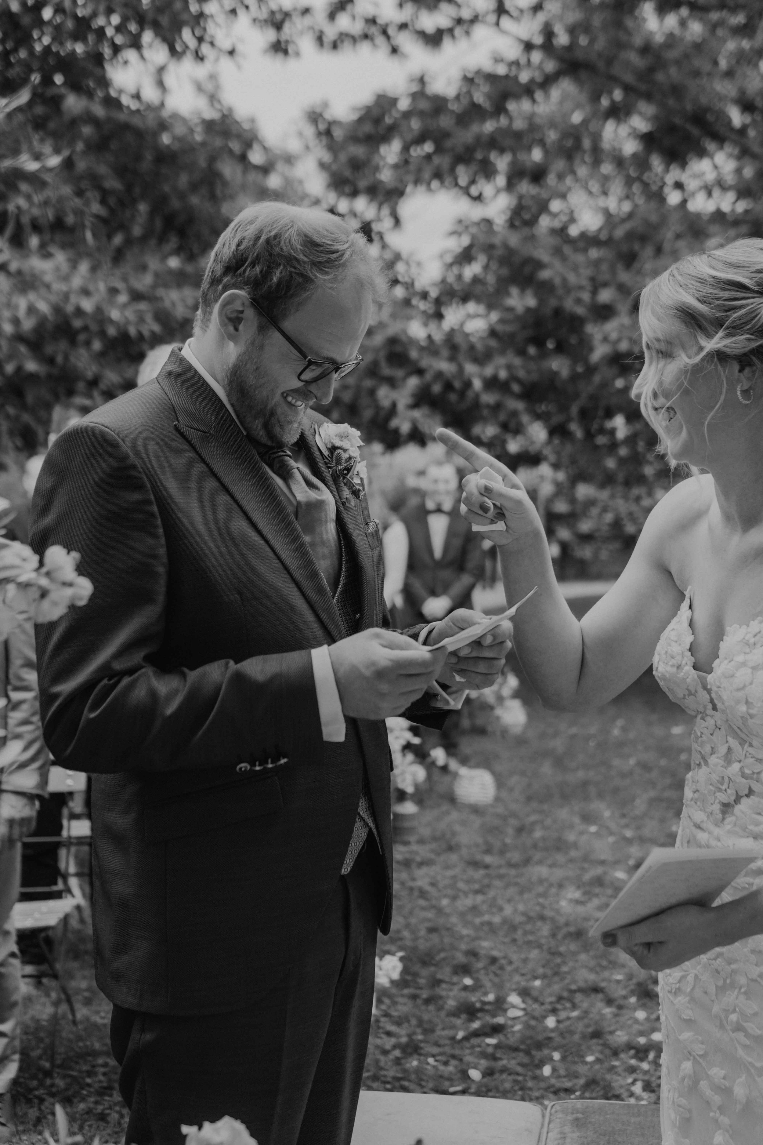 Hochzeitsreportage Schloss Landau – Braut und Bräutigam geben sich das JA-WORT bei freier Trauung im Schlosspark in stilvoller Kulisse.