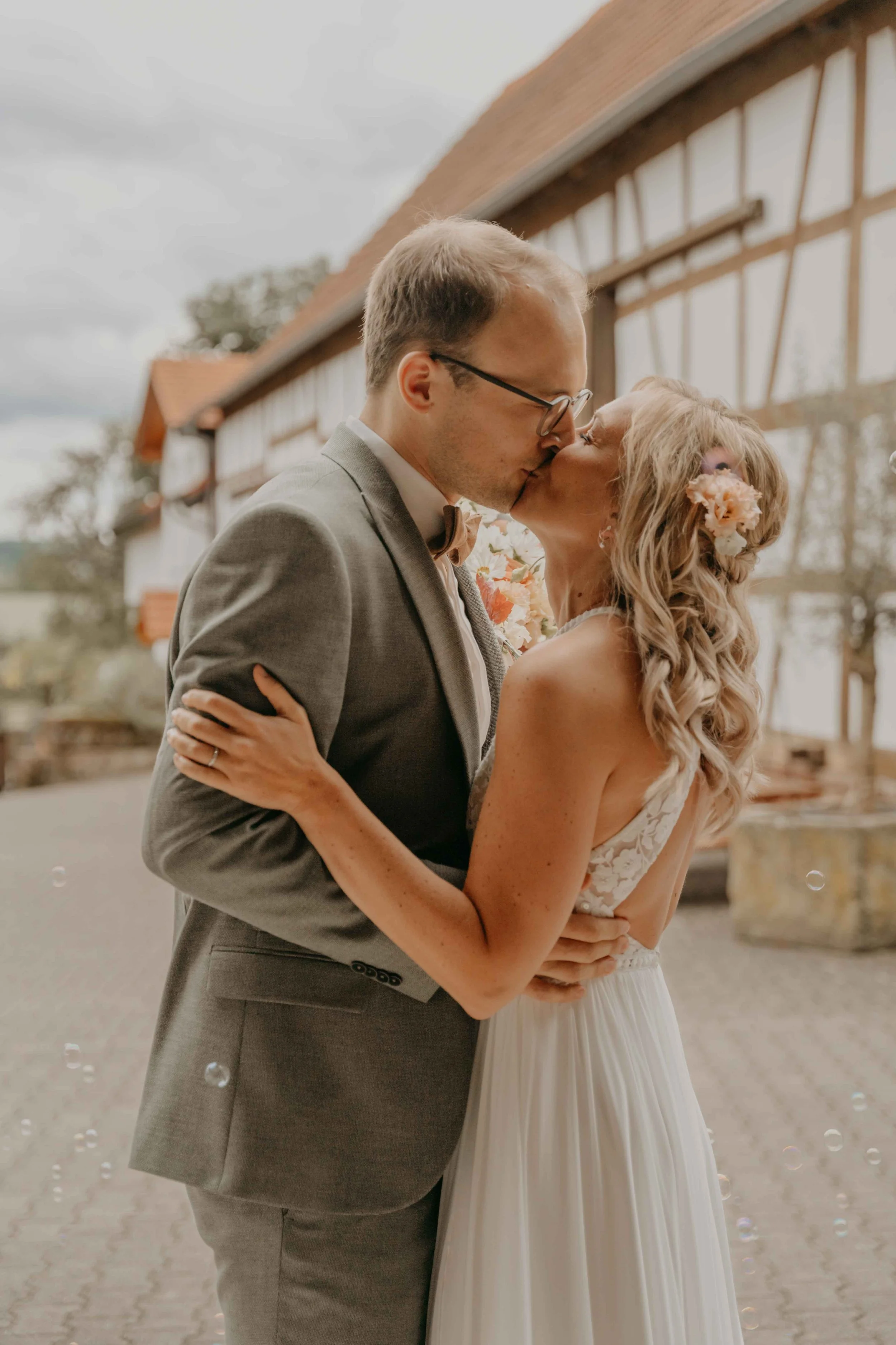 Freie Trauung Nordhessen – Braut und Bräutigam sitzen in der Scheune vor ihren Gästen.