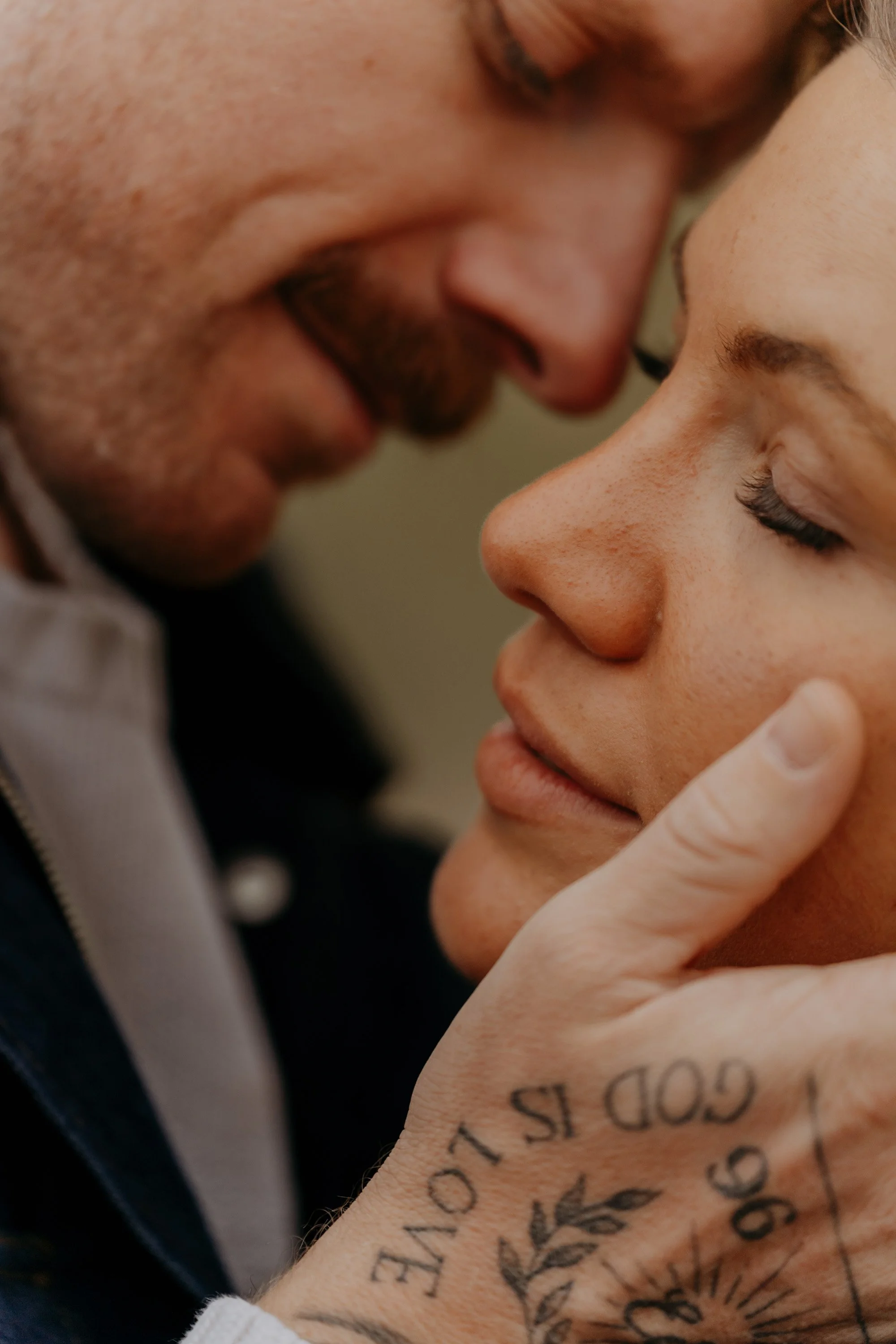 Emotional couple photos Holland – candid connection by the coast.
