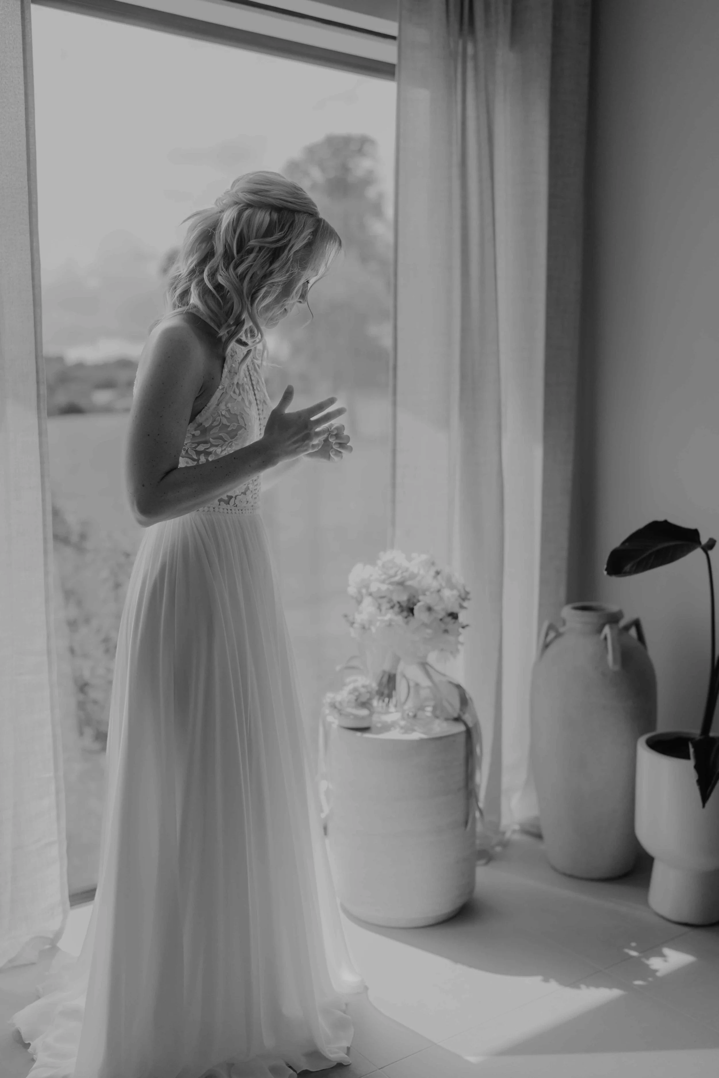 Hochzeitsfotograf Deutschland – ruhiger Moment der Braut vor der freien Trauung.