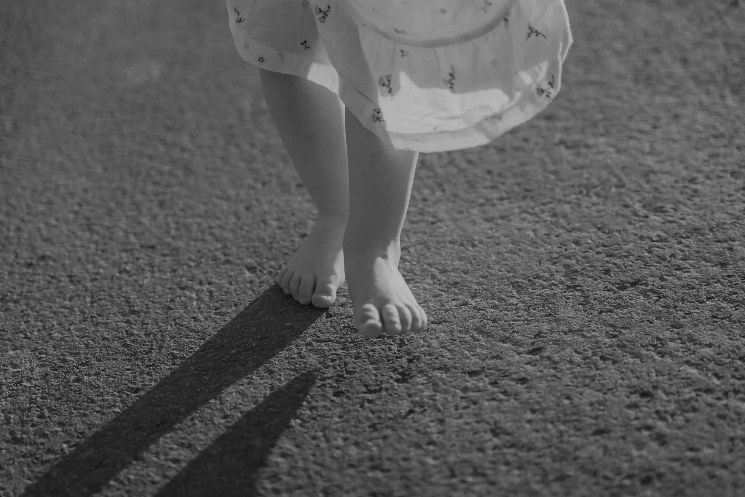 Authentische Familienfotografie Hessen – Barfuß Momente eines Mädchens.