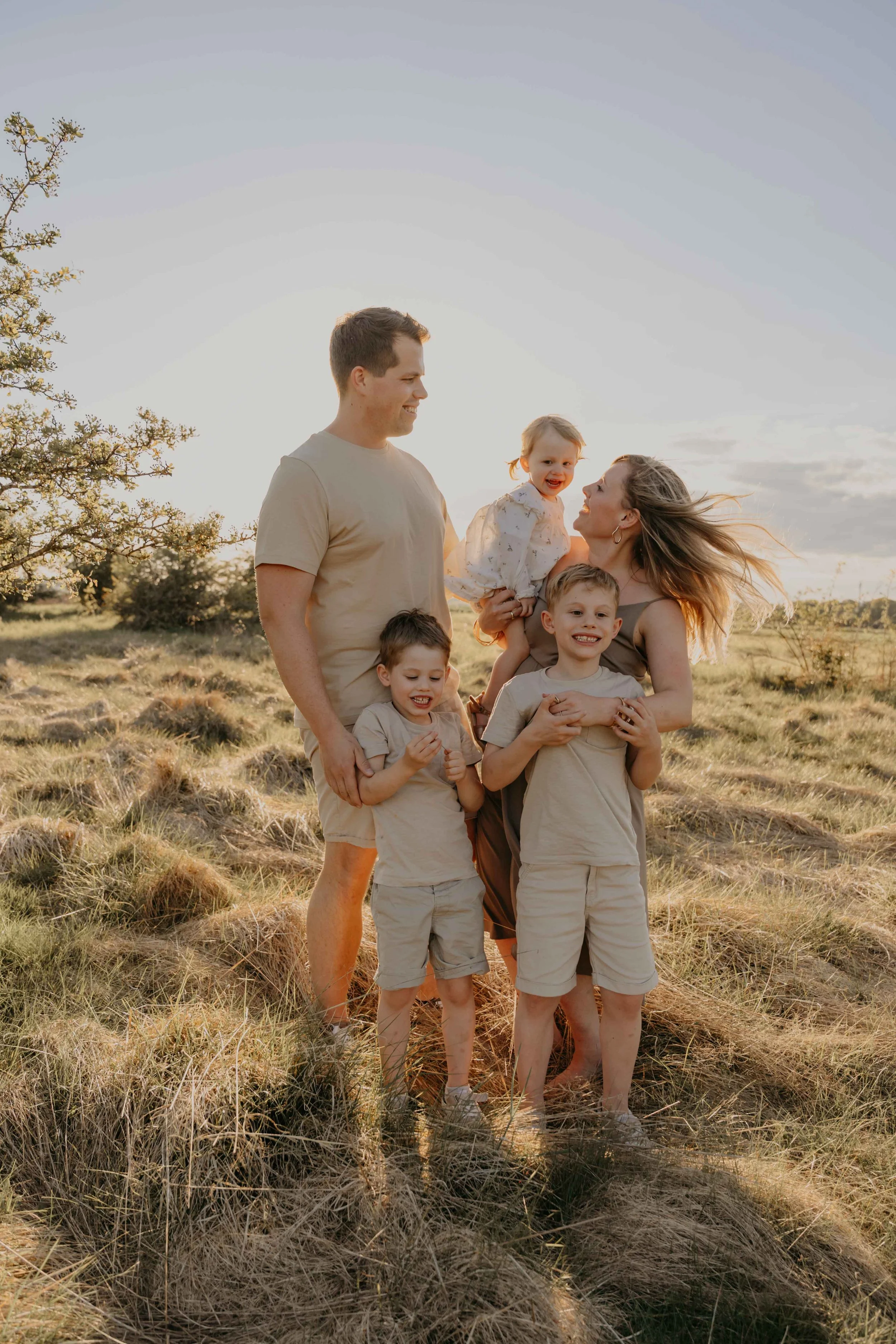 Natürliche Familienfotografie Hessen –Familie genießt den Sonnenuntergang, intime Familienmomente voller Freude.