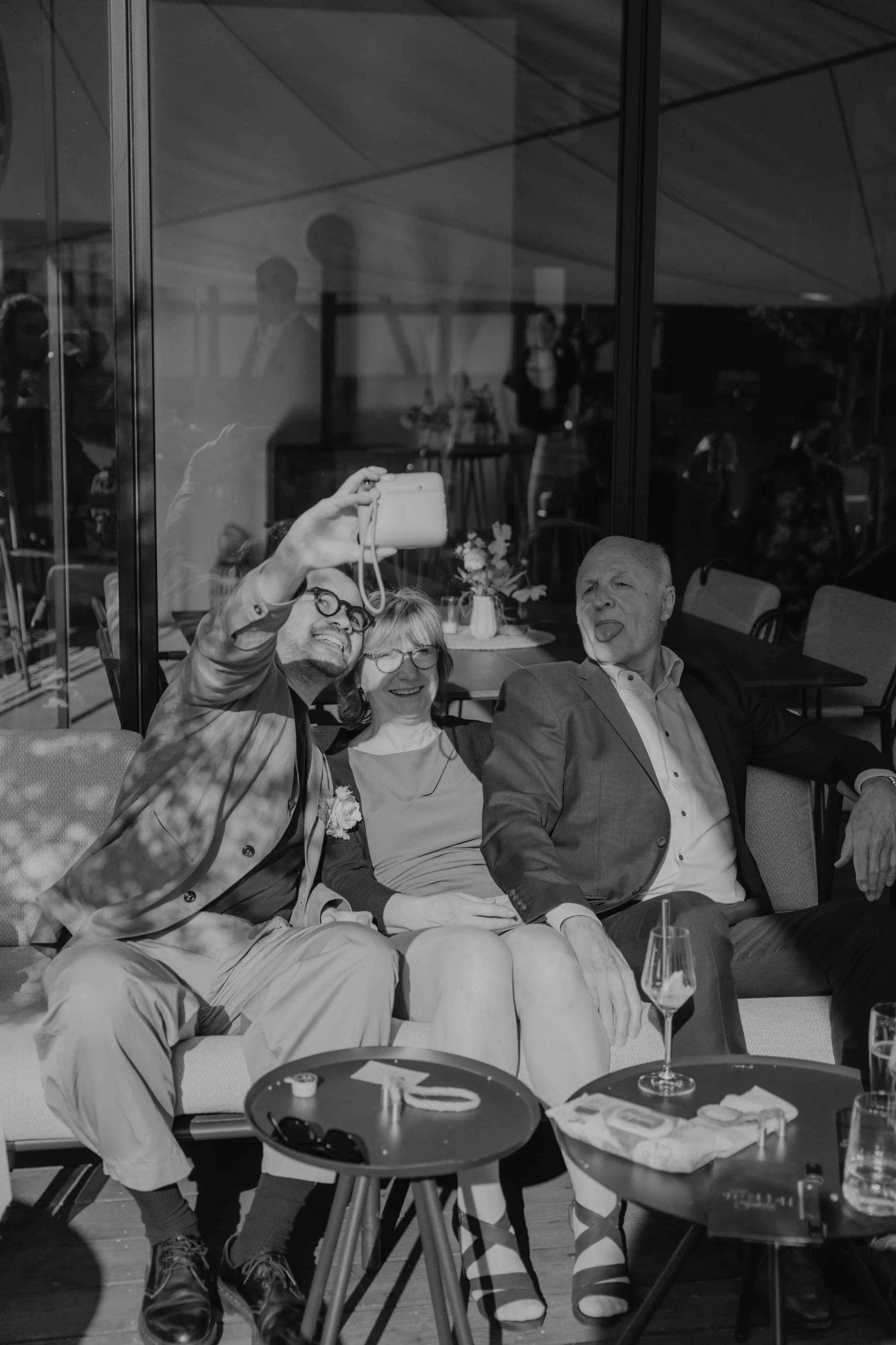 Hochzeitsfotografie Hessen – Gäste stoßen mit Sekt an, entspannte Hofatmosphäre.