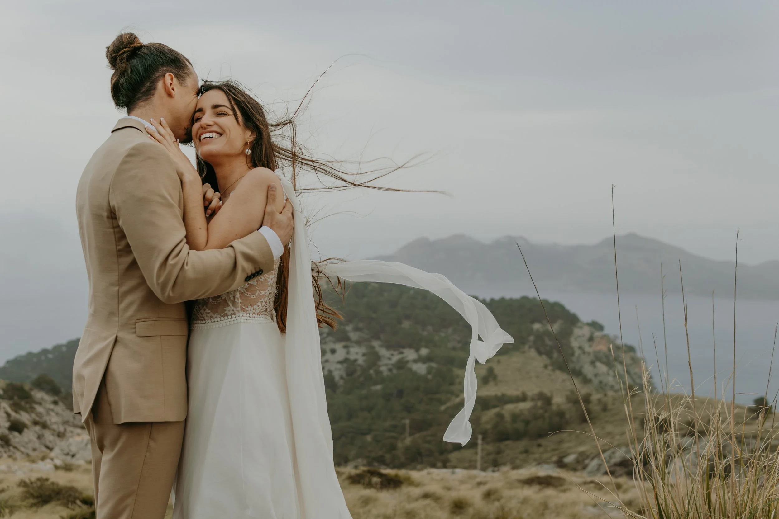 Elopement Fotografie – ehrlicher Augenblick zwischen Brautpaar im Ausland.