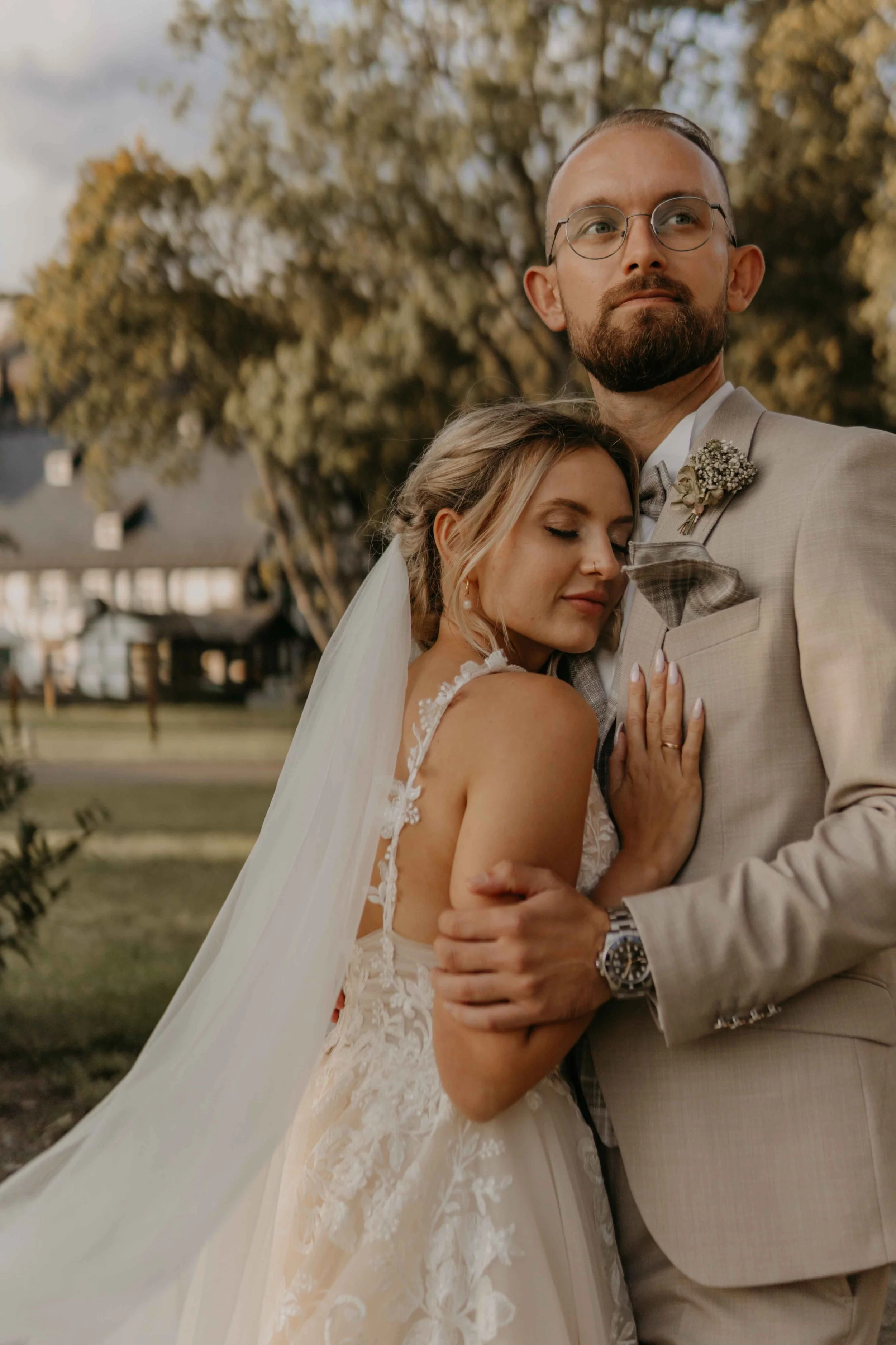 Hochzeitsfotograf Gut Glindfeld – Brautpaar im Grünen vor dem Gutshof, natürliche und emotionale Hochzeitsfotografie in Nordrhein-Westfalen.