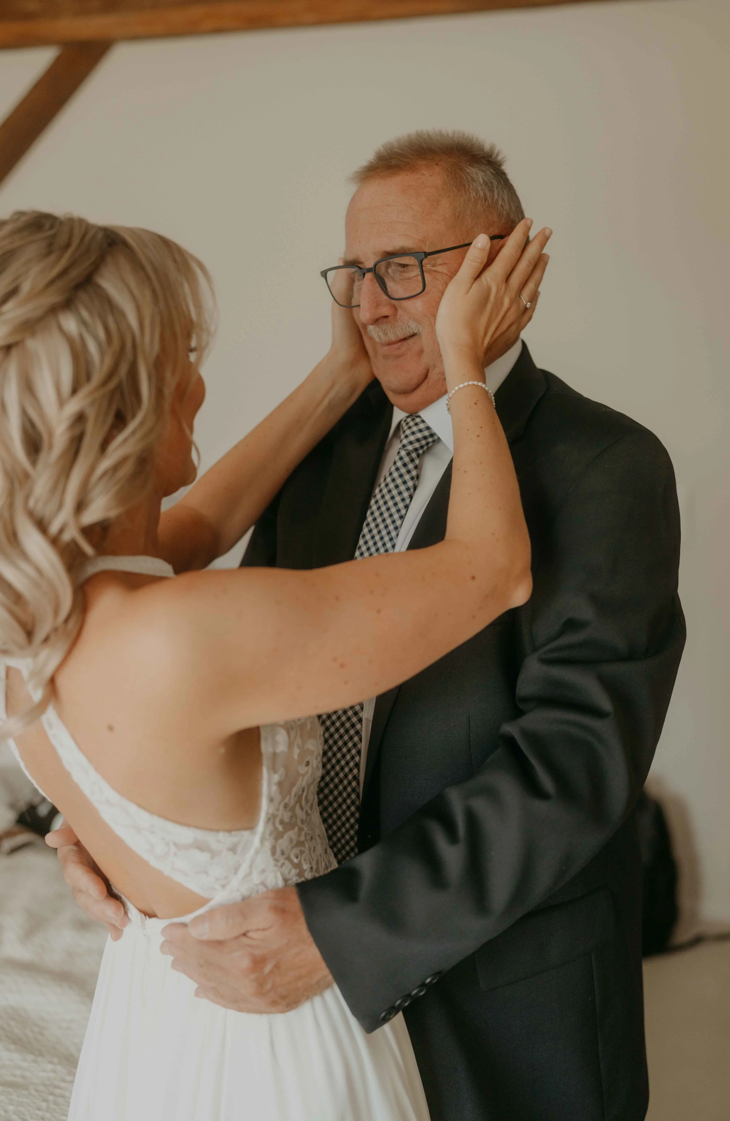 Hochzeitsfotograf Hessen – emotionaler First Look der Braut mit ihrem Vater.