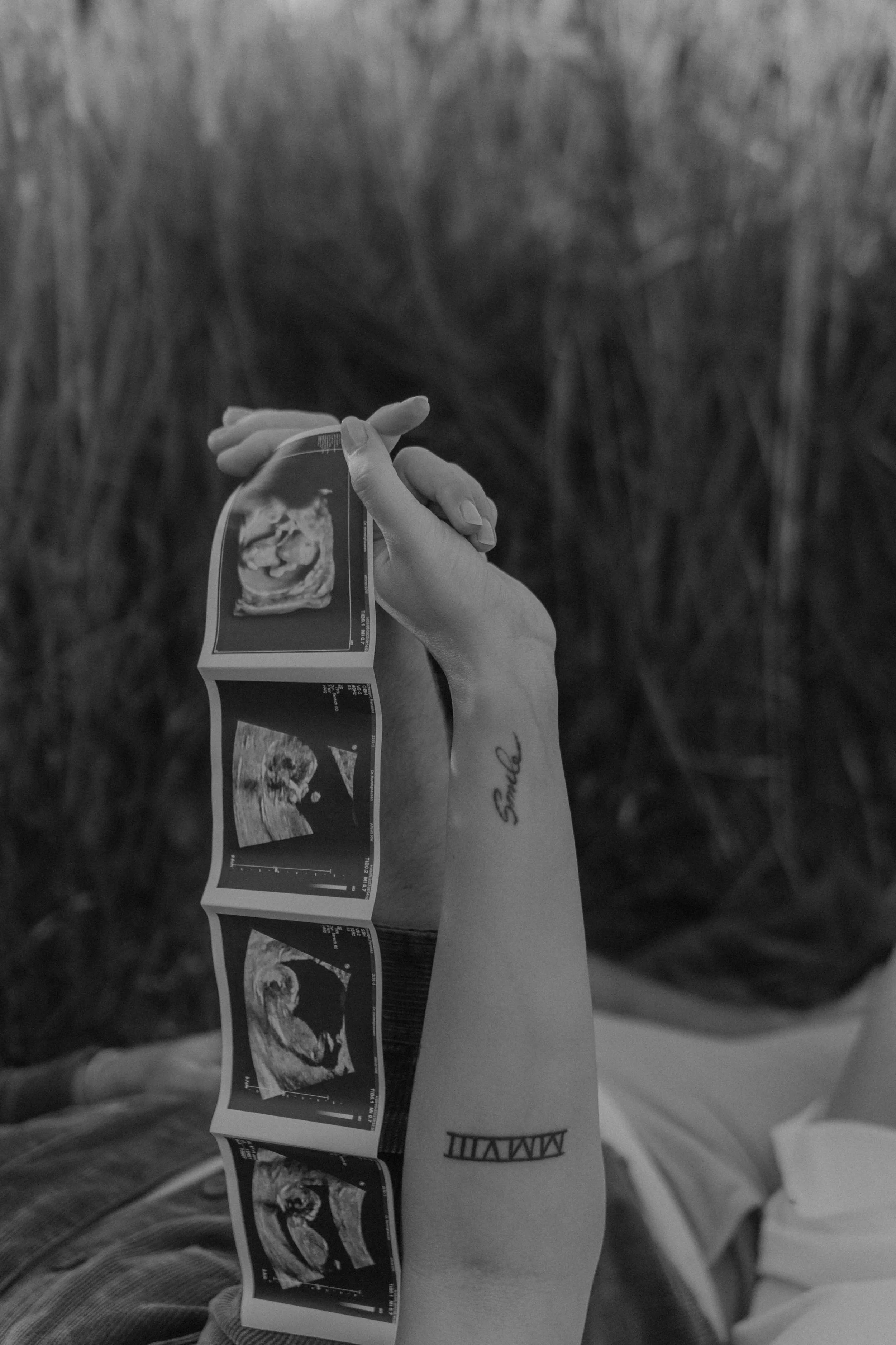 Babybauchshooting Hamburg – werdende Eltern halten Ultraschallbild hoch.