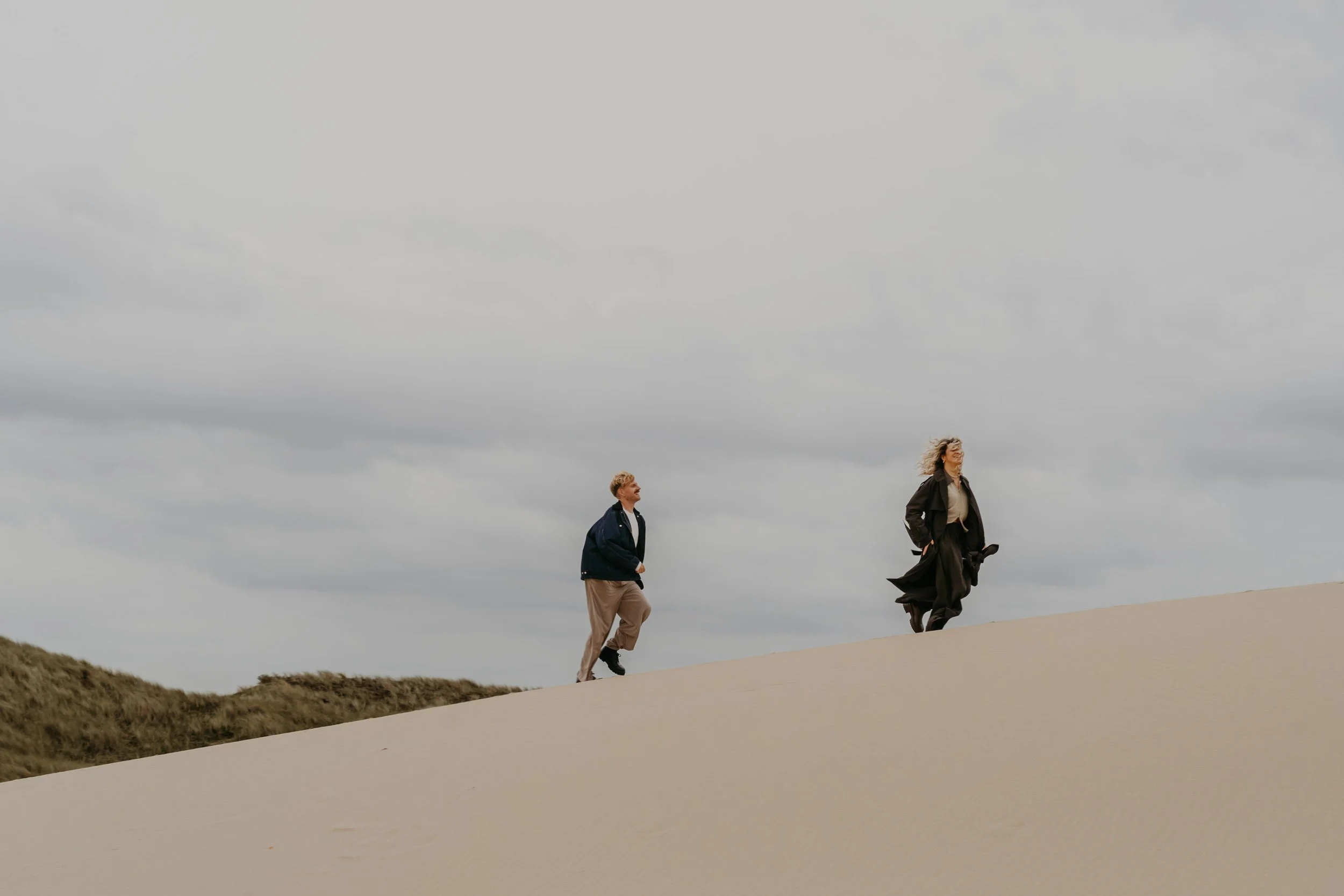 Natürliche Paarfotografie Holland – zarte Berührung im Gegenlicht.