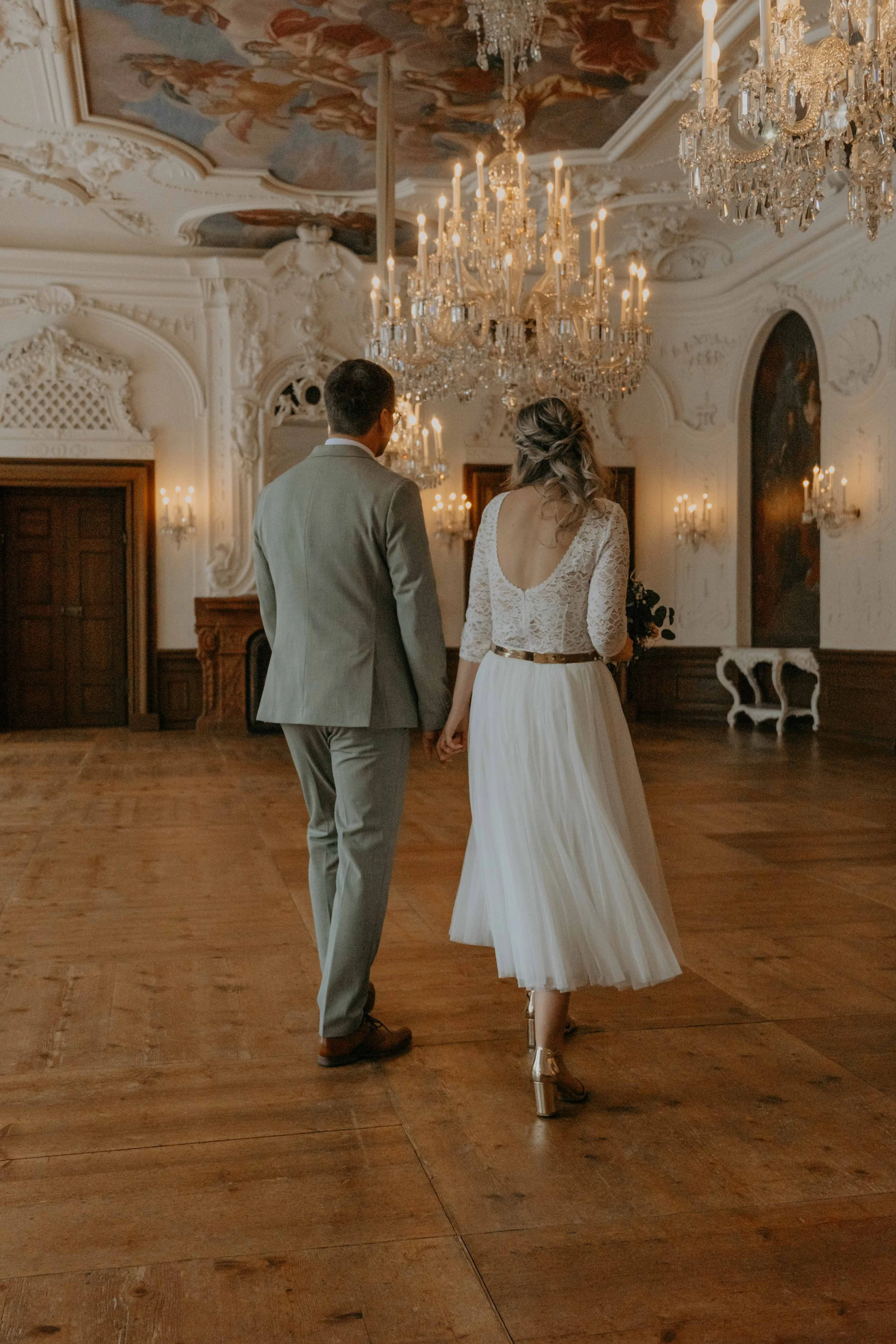 Hochzeit im Residenzschloss Bad Arolsen – Brautpaar vor der barocken Schlossfassade, elegante und zeitlose Hochzeitsfotografie in Nordhessen.
