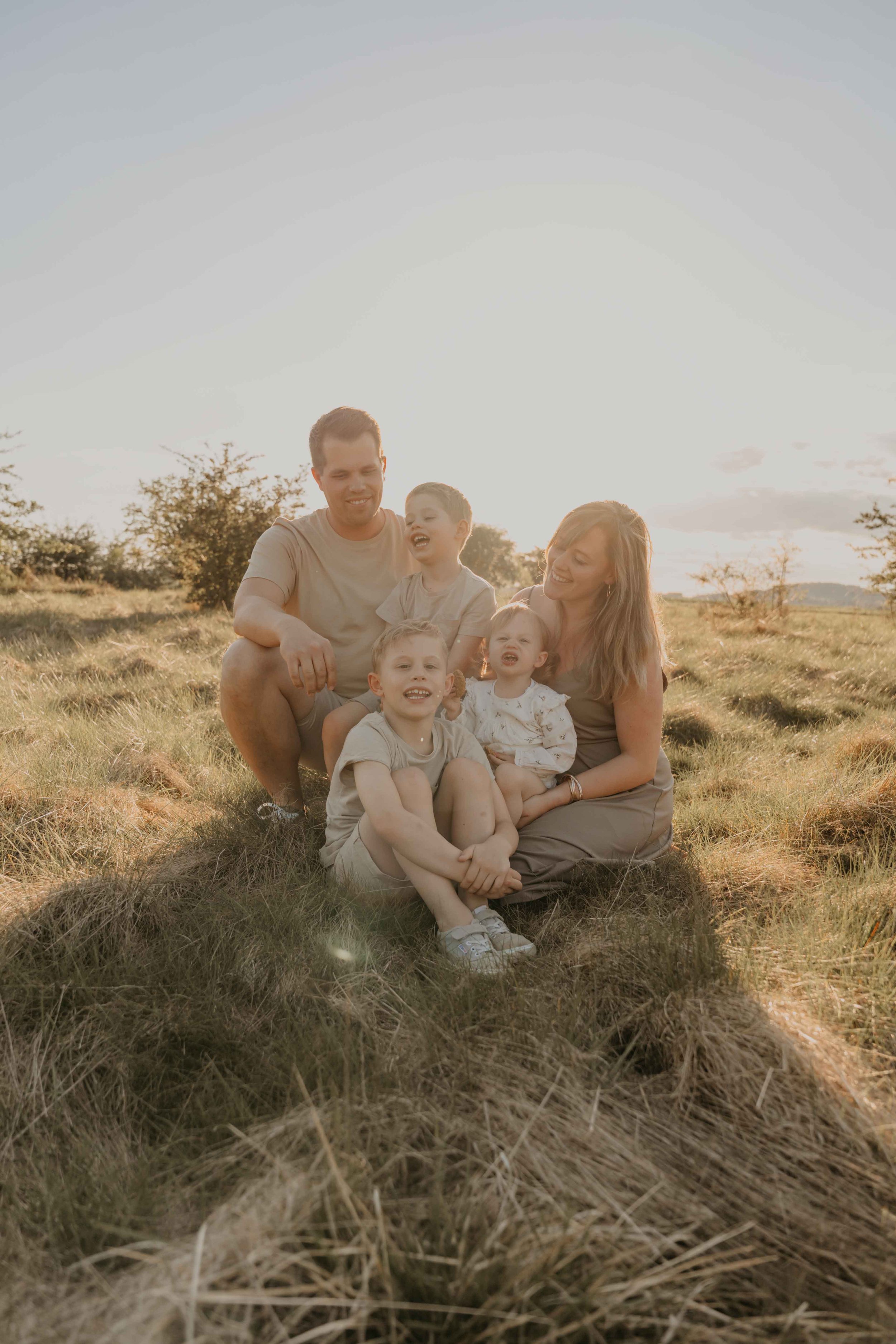 Natürliche Familienfotografie Hessen –Familie genießt den Sonnenuntergang.