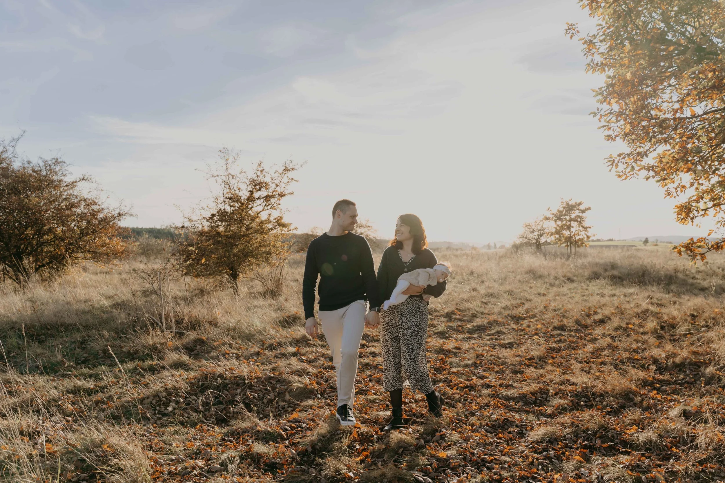 Familienfotografie Nordhessen – Mutter hält ihr Baby im Arm, beide lachen herzlich.