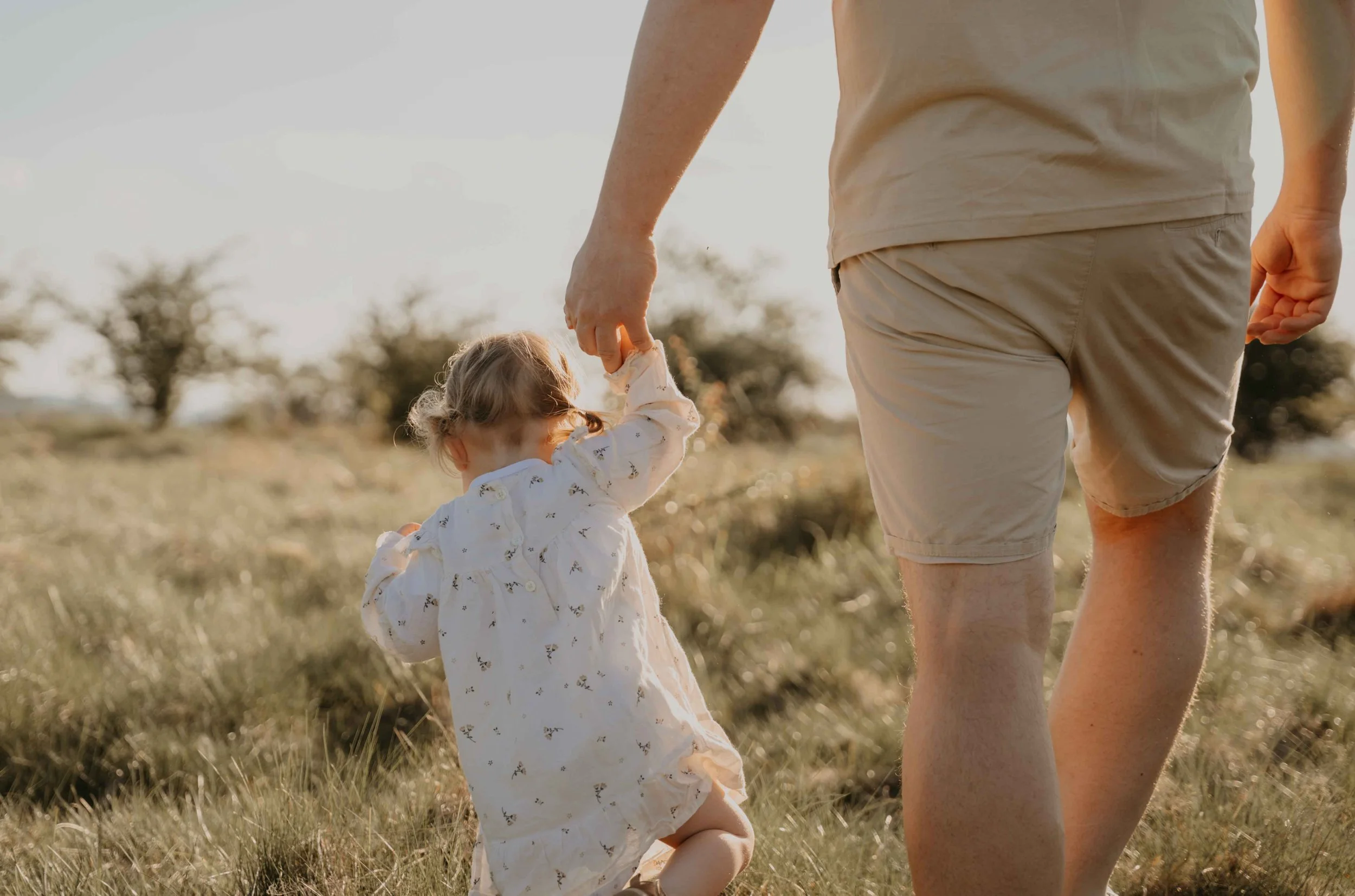 Familienfotografie Kassel – Vater hält Tochter an der Hand.