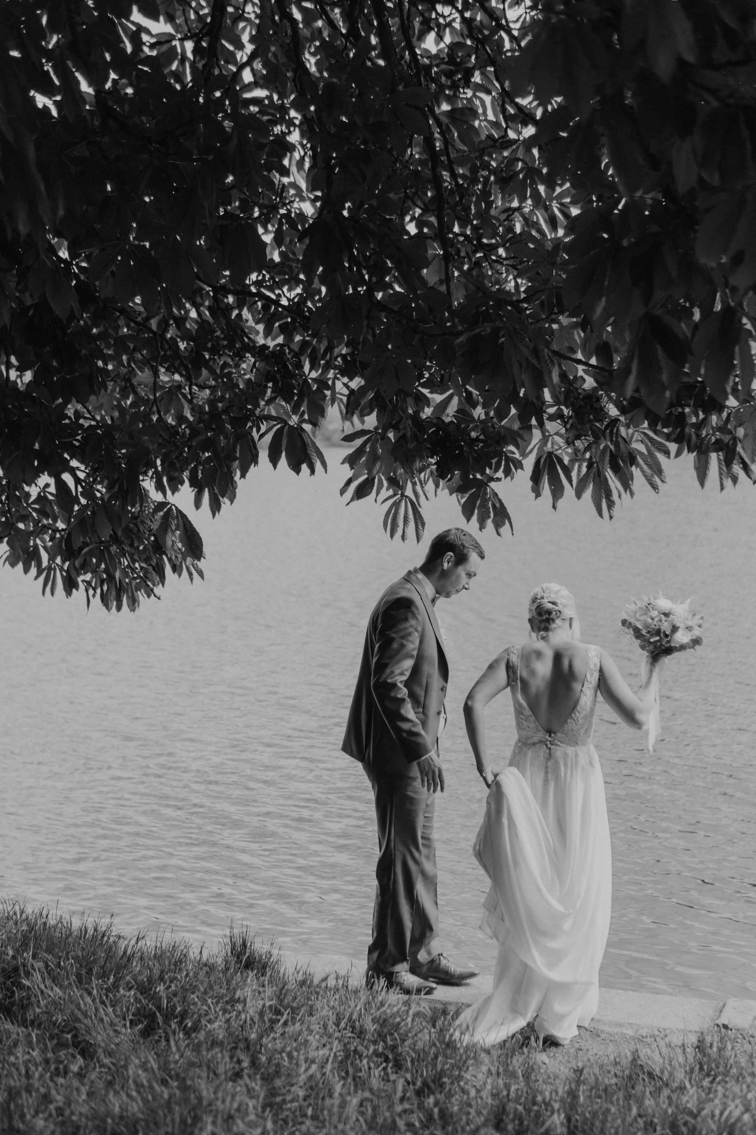 Hochzeit am Edersee unterhalb von Schloss Waldeck – Brautpaar mit Blick über den See, natürliche und emotionale Hochzeitsfotografie in Nordhessen.