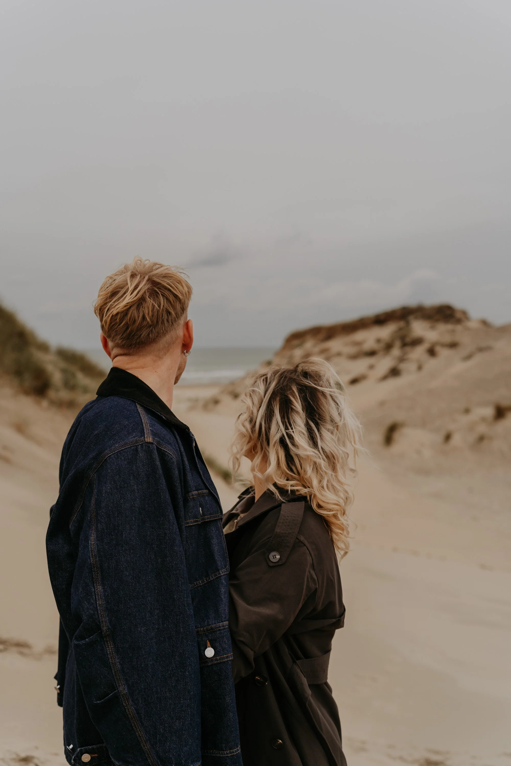 Authentic couple photos Netherlands – joy, connection, movement.
