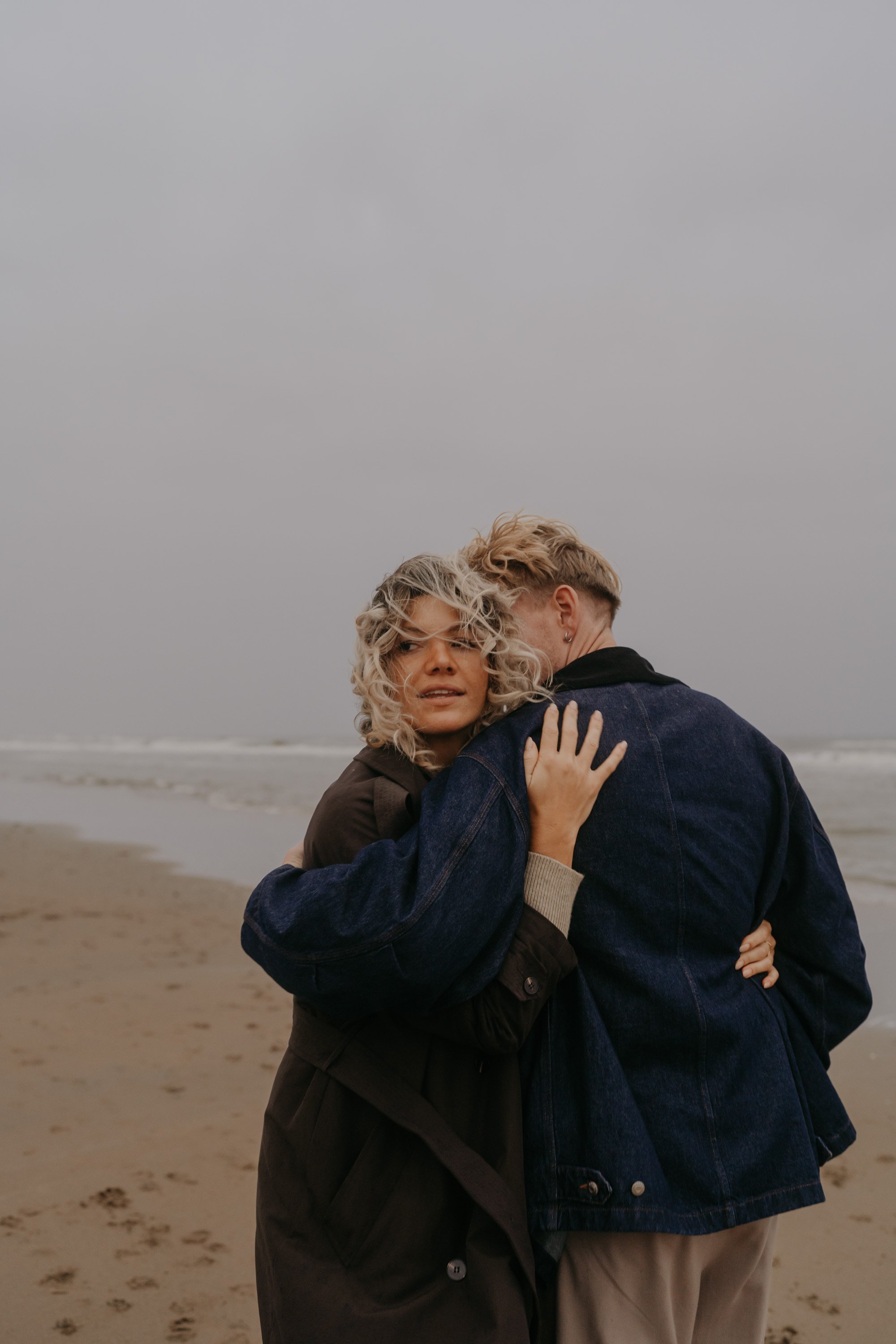 Couple session Netherlands – hands intertwined, eyes closed, pure feeling.