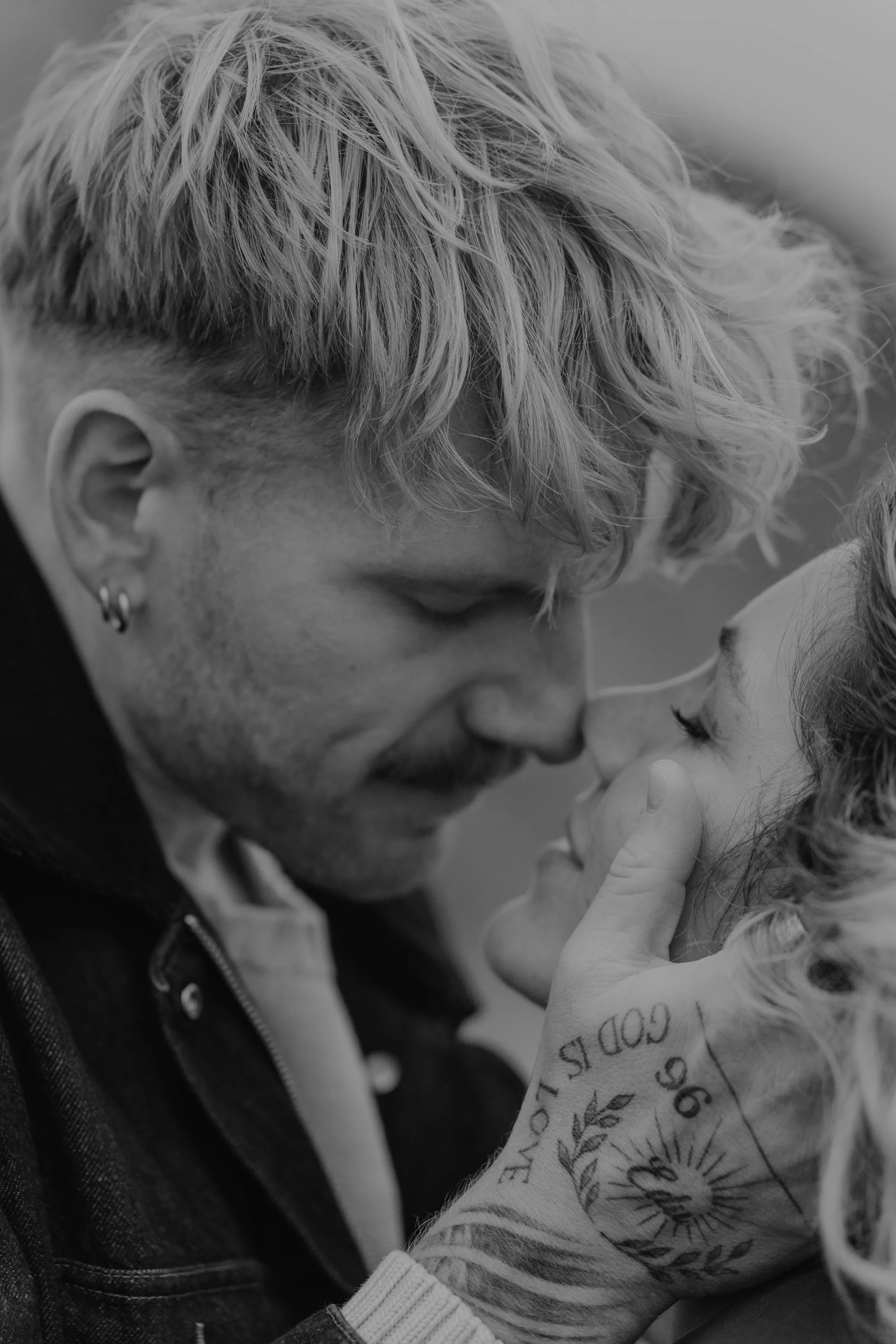 Couple Shooting Netherlands – honest storytelling in soft sunlight.