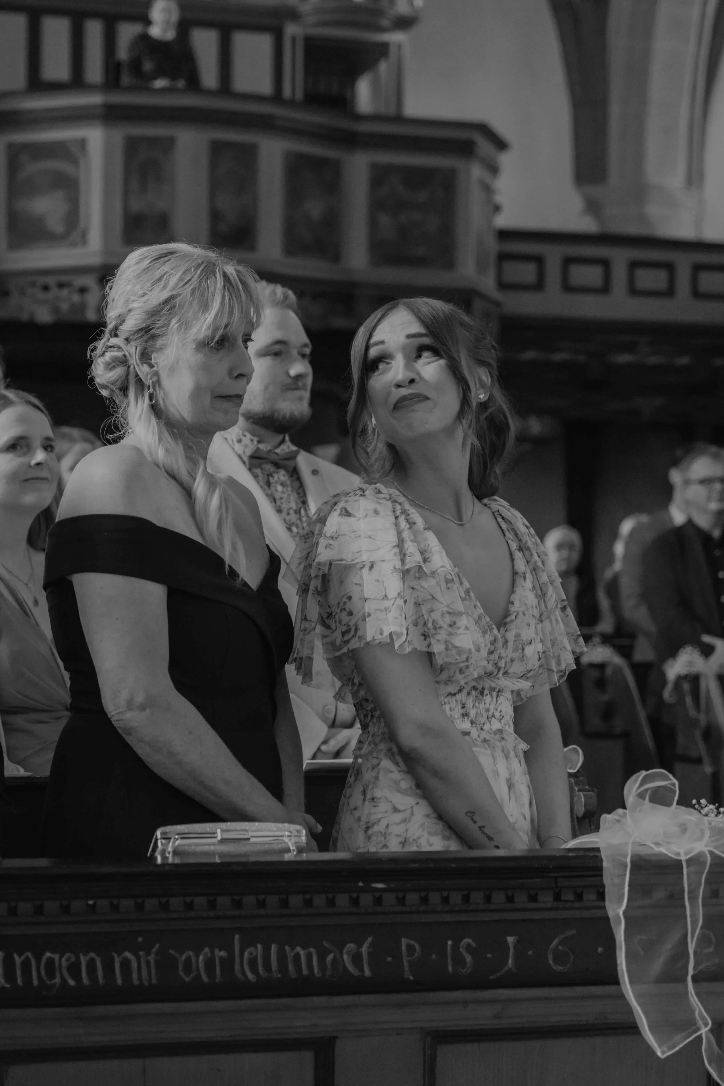 Romantische Hochzeit auf Schloss Landau – intimer Moment als während der Trauung die Tränen bei den Gästen fließen