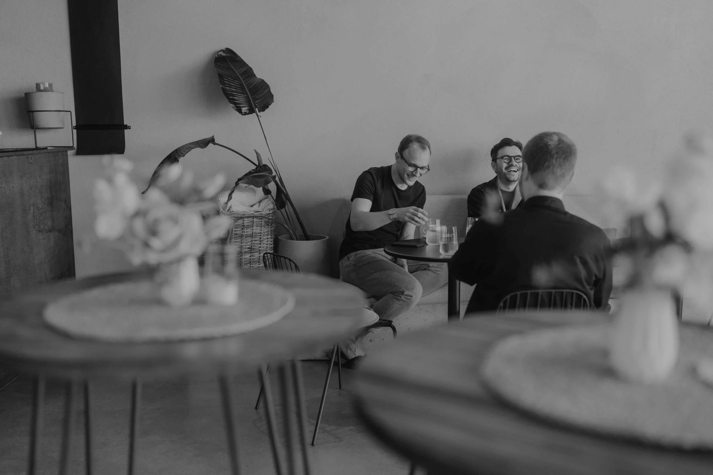 Bräutigam trinkt Kaffee im Hof Café, ruhiger Moment vor der freien Trauung.