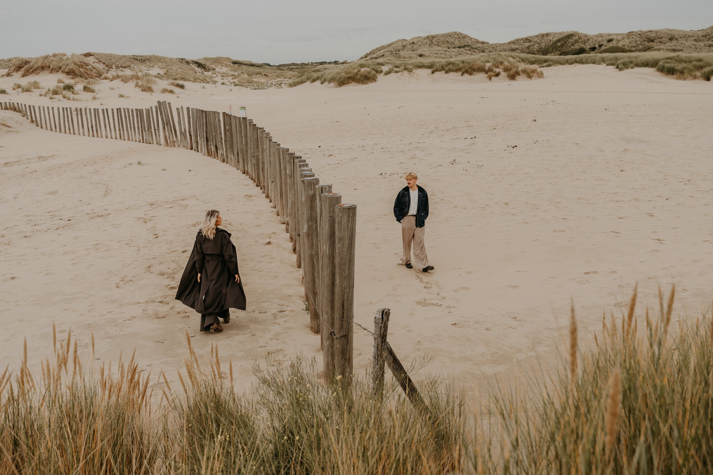 Paarshooting Zandvoort – barfuß durch den Sand, voller Lebensfreude.