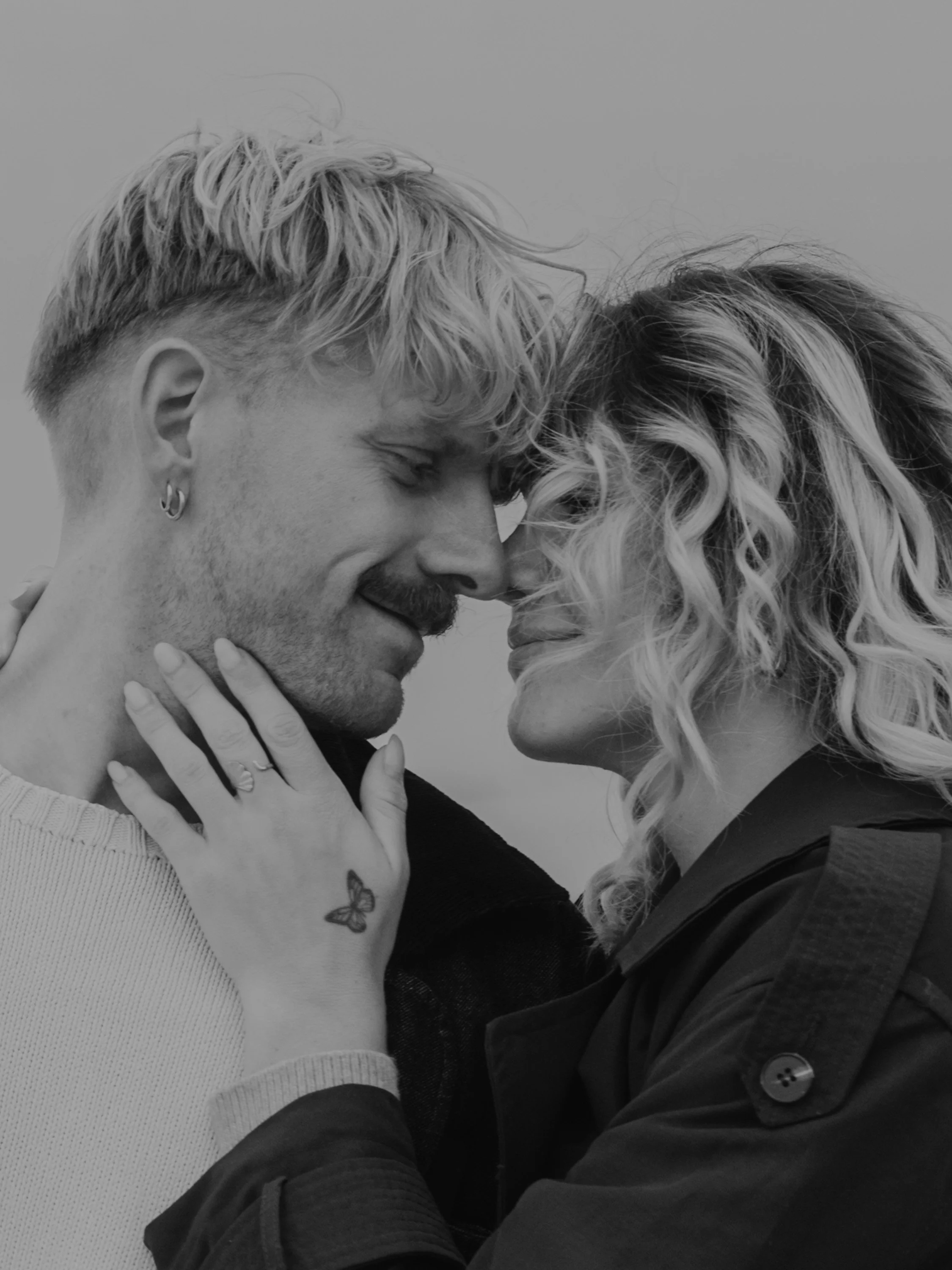 Emotional couple photography at the Dutch coast – timeless love captured.