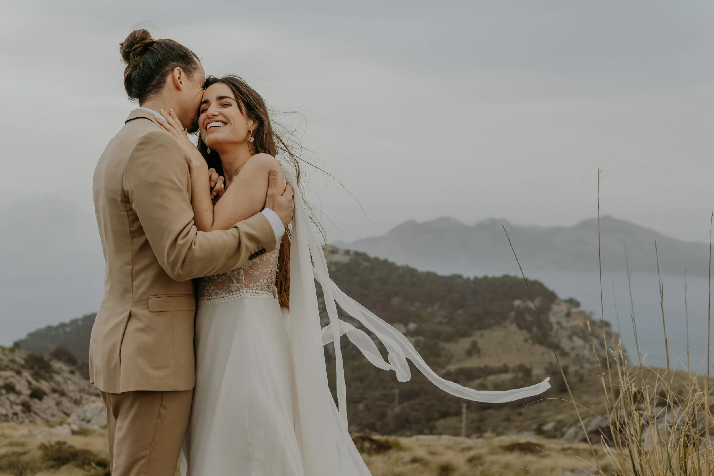 Elopement auf Mallorca, Brautpaar in inniger Umarmung mit Ausblick auf das Meer bei Formentera.