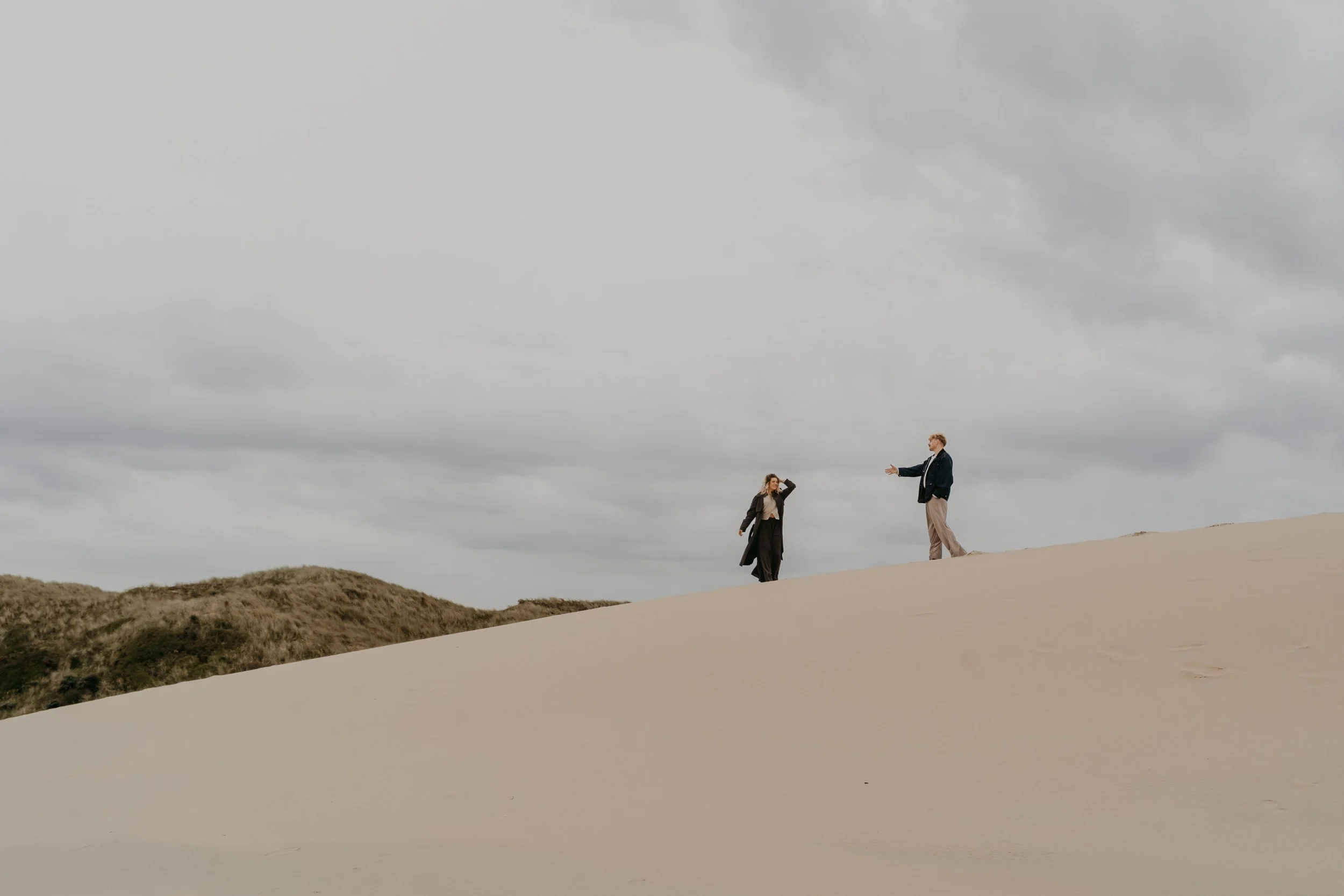 Couple Session Netherlands – relaxed and romantic at the beach.