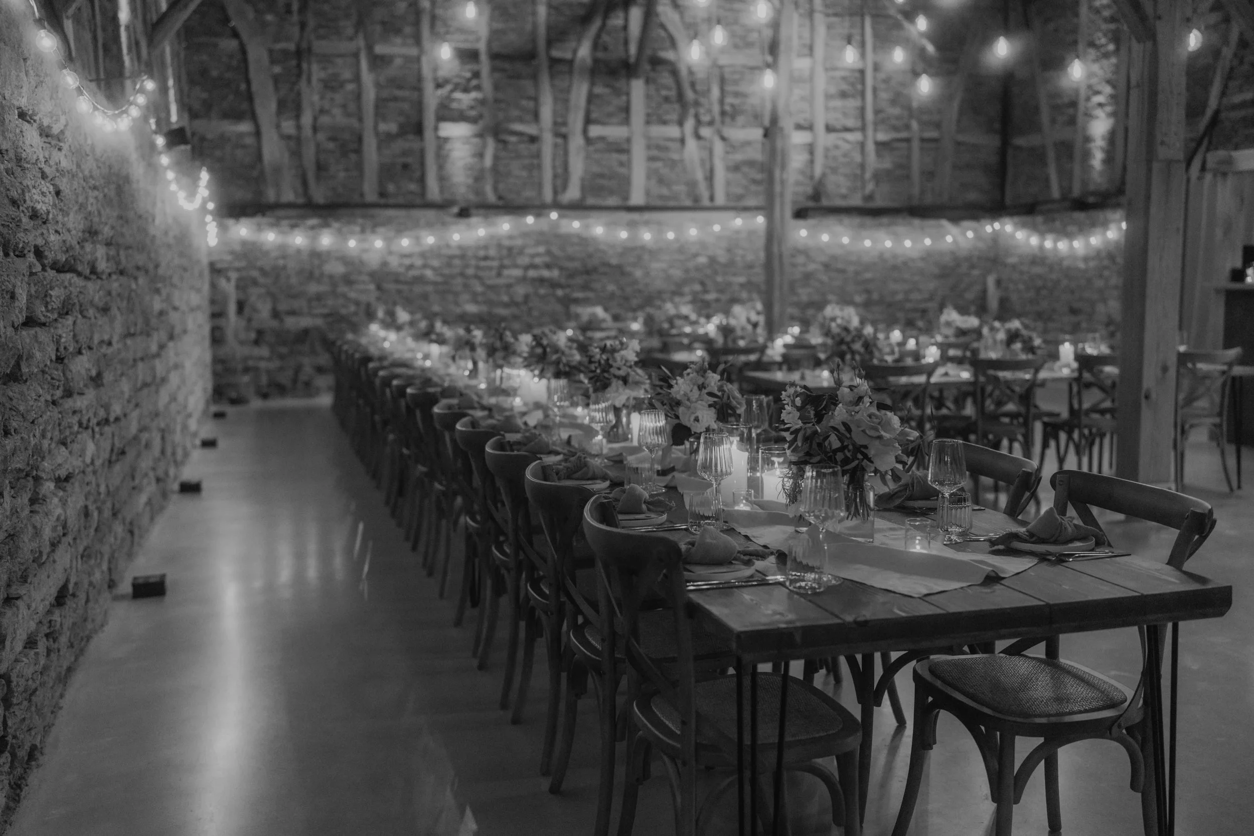 Übersicht der eingedeckten Tische im Festsaal, warme und stimmungsvolle Atmosphäre.