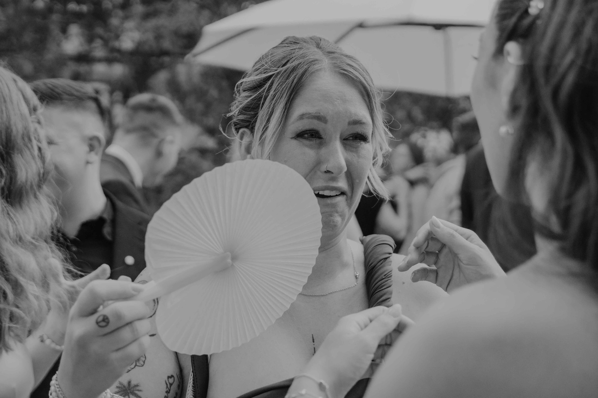 Dokumentarische Hochzeitsfotografie in Deutschland, intimer Moment bei den Gratulationen, Tränen eines gerührten Gastes.