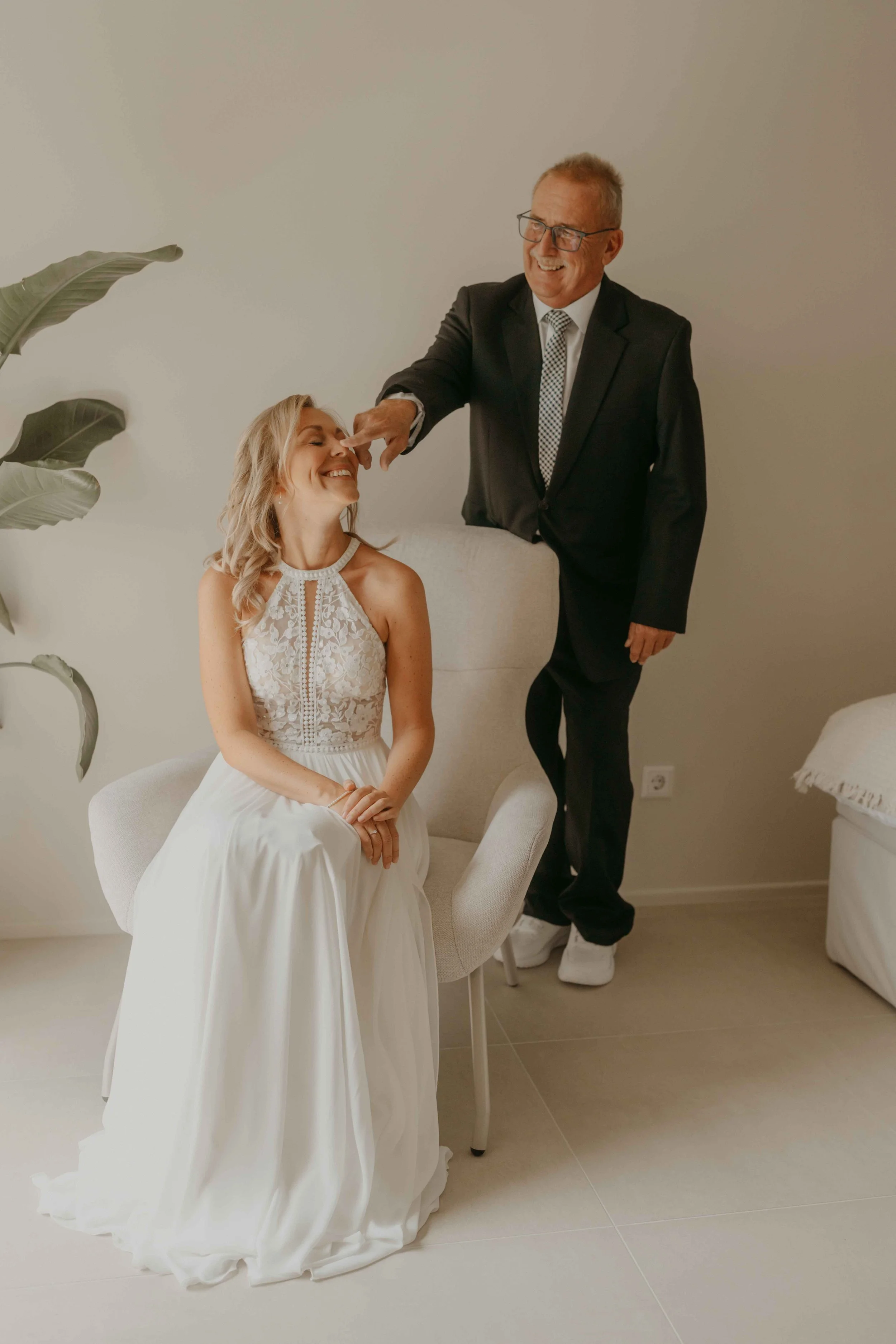 Hochzeitsfotograf Deutschland – intimer Moment der Braut und des Brautvaters vor der freien Trauung.