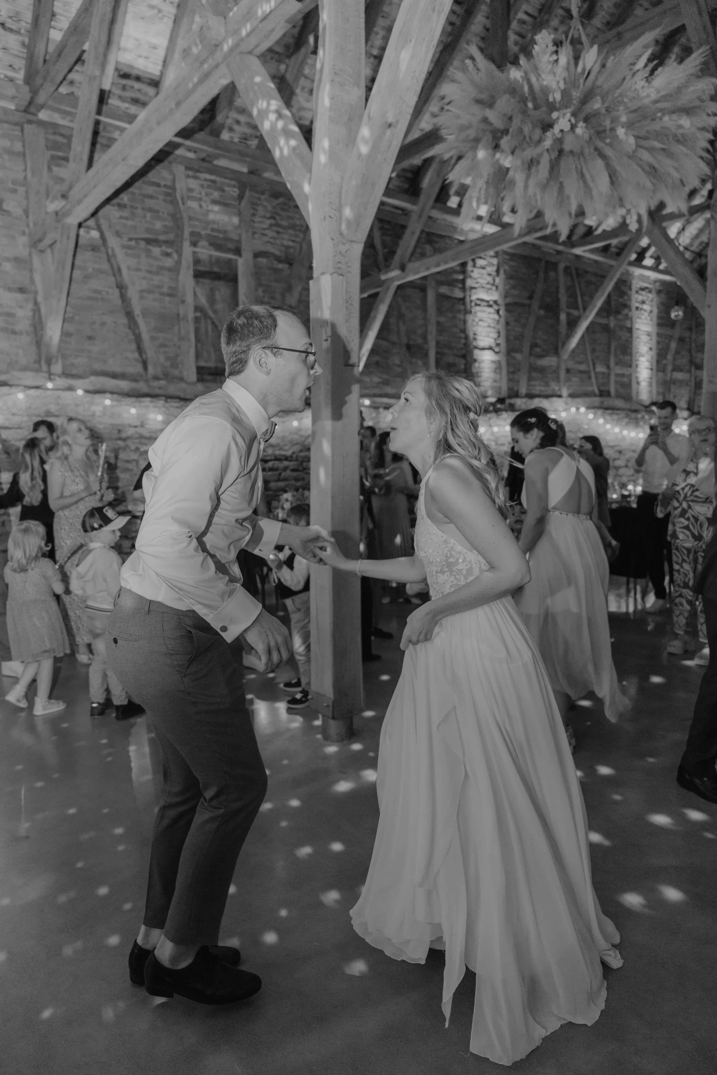 Documentary Wedding Photography – Brautpaar tanz euphorisch und leidenschaftlich auf der Tanzfläche. 