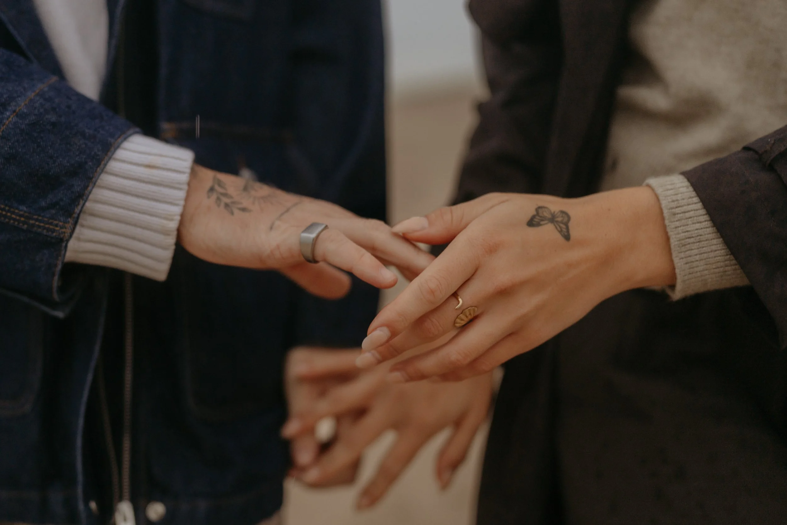 Natürliche Paarfotos Holland – wind, warmth and human connection.