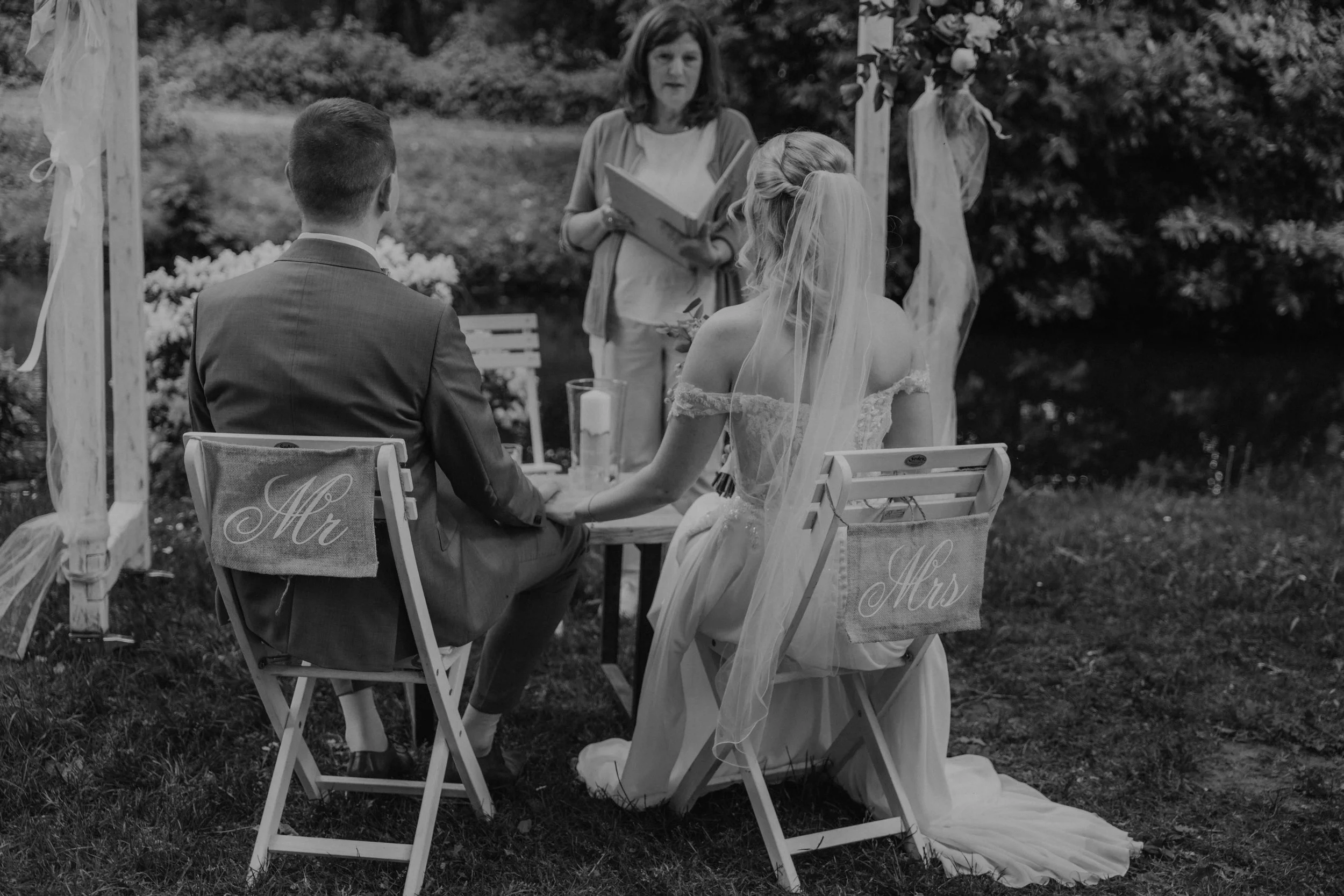 Hochzeitsfotografie Deutschland –freie Trauung in Hamburg im Klosterschatz im Grünen.