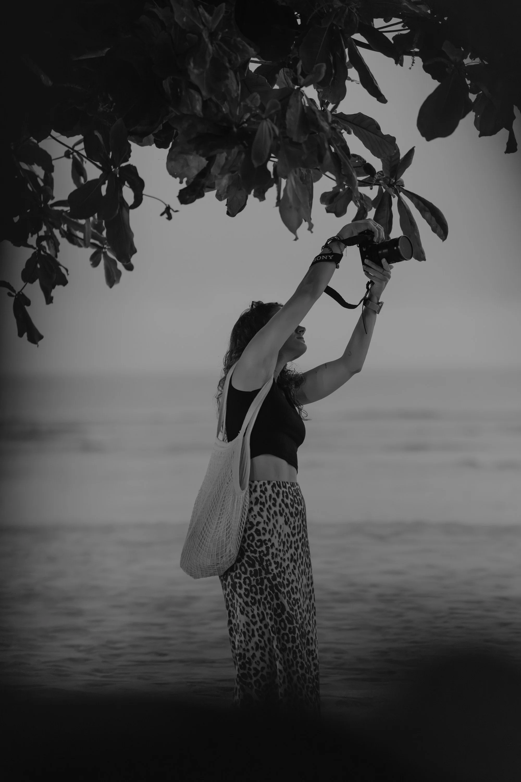 Behind the scenes: Destination Wedding Photographer Jara Lenz in Indonesien beim Fotografieren der Details am Strand Setting vom Ritz Carlton in Bali.