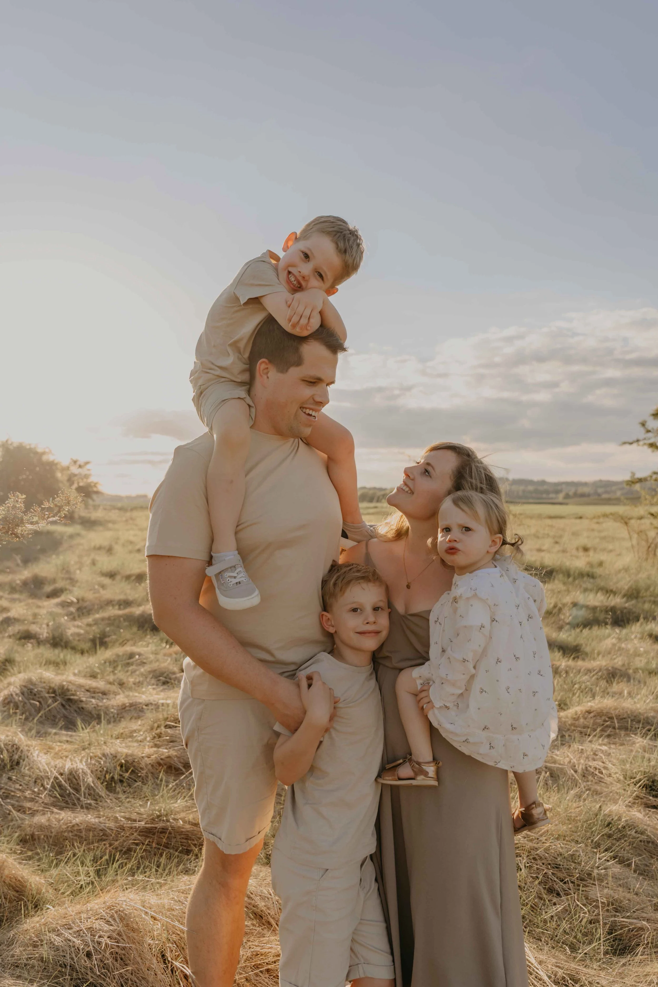Natürliche Familienfotografie Korbach –Familie genießt den Sonnenuntergang.