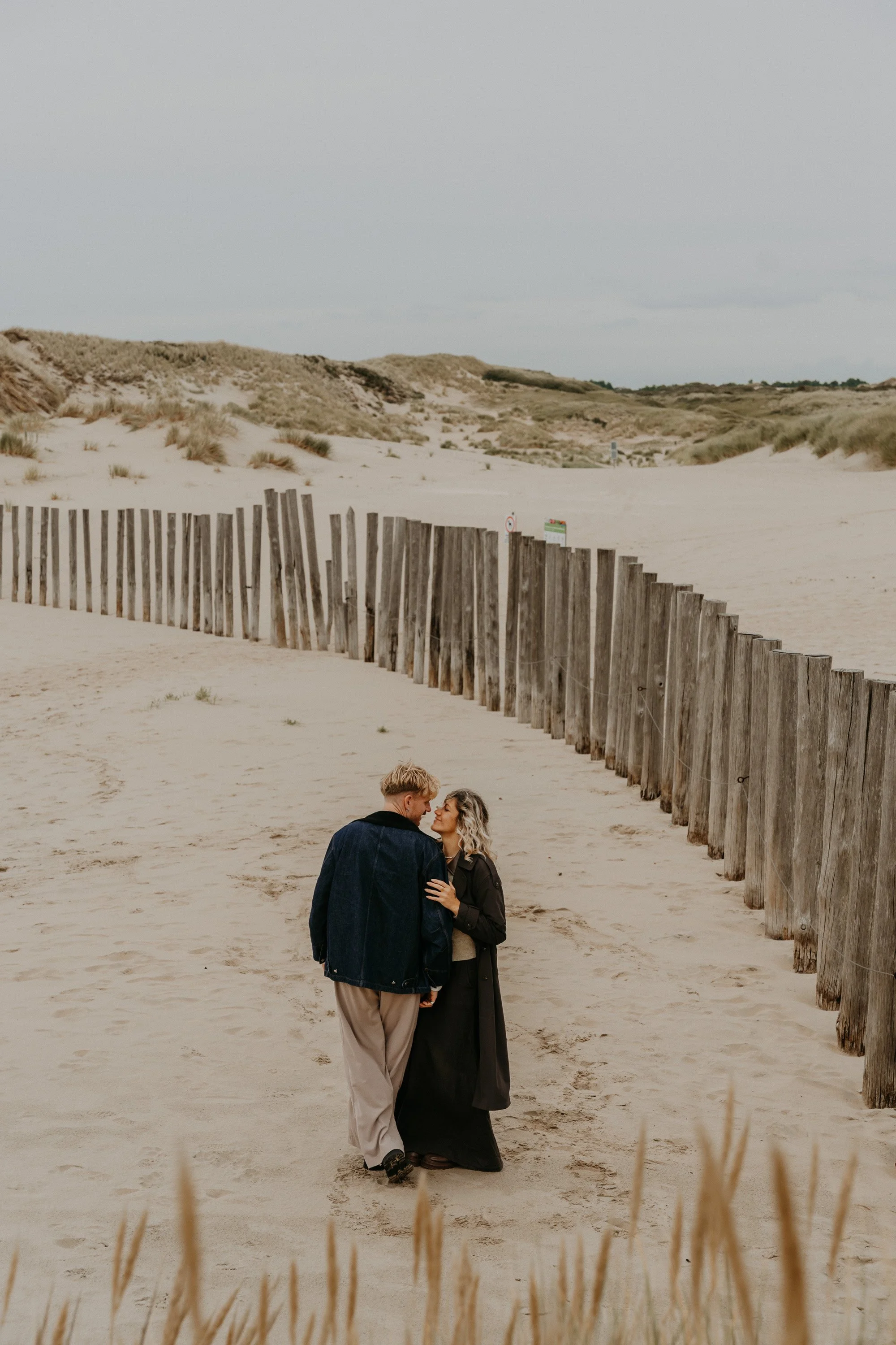 Authentic couple photo session Holland – laughter, wind and golden light.