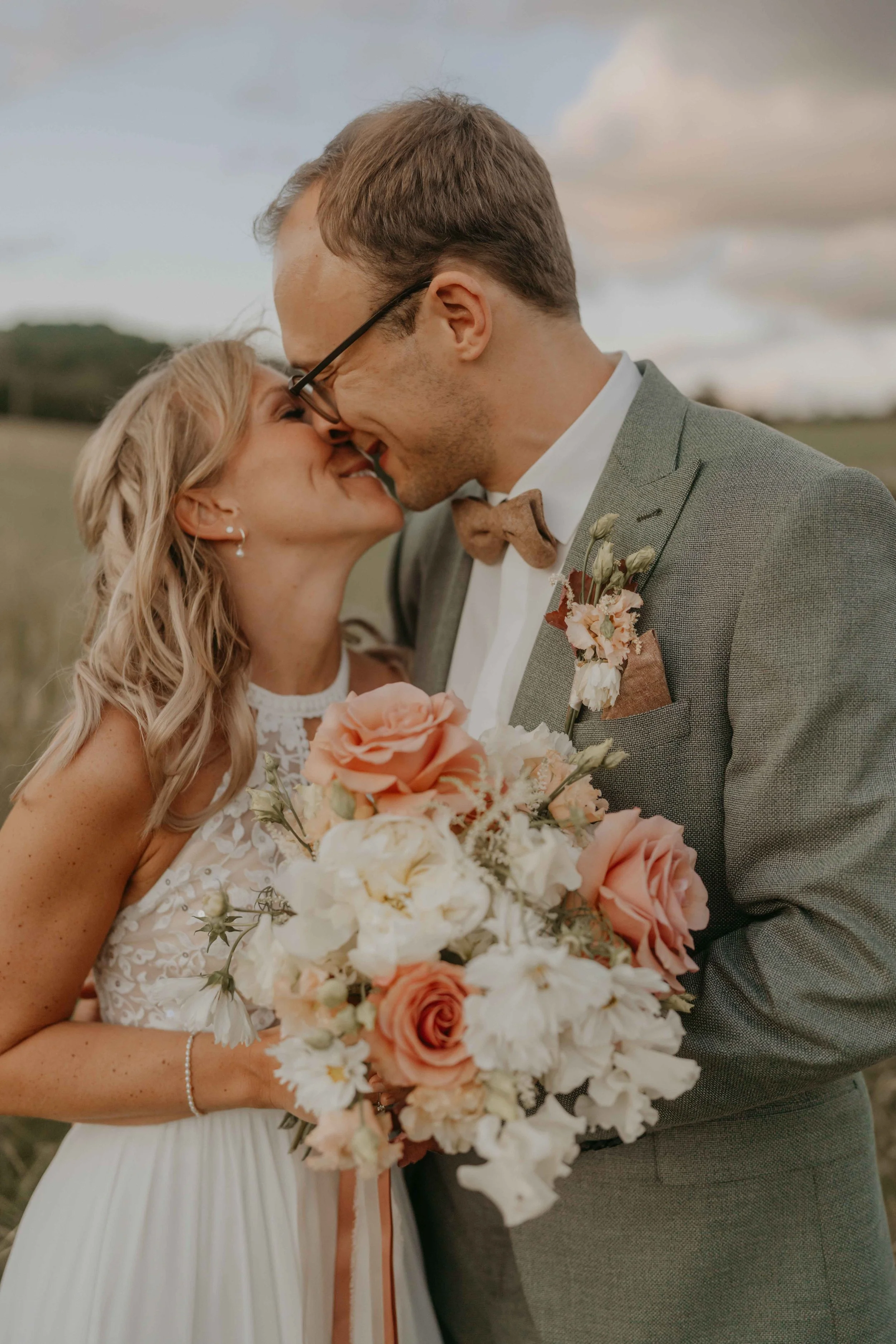 Hochzeitsreportage Hessen – intime Umarmung des Brautpaares in der Natur.