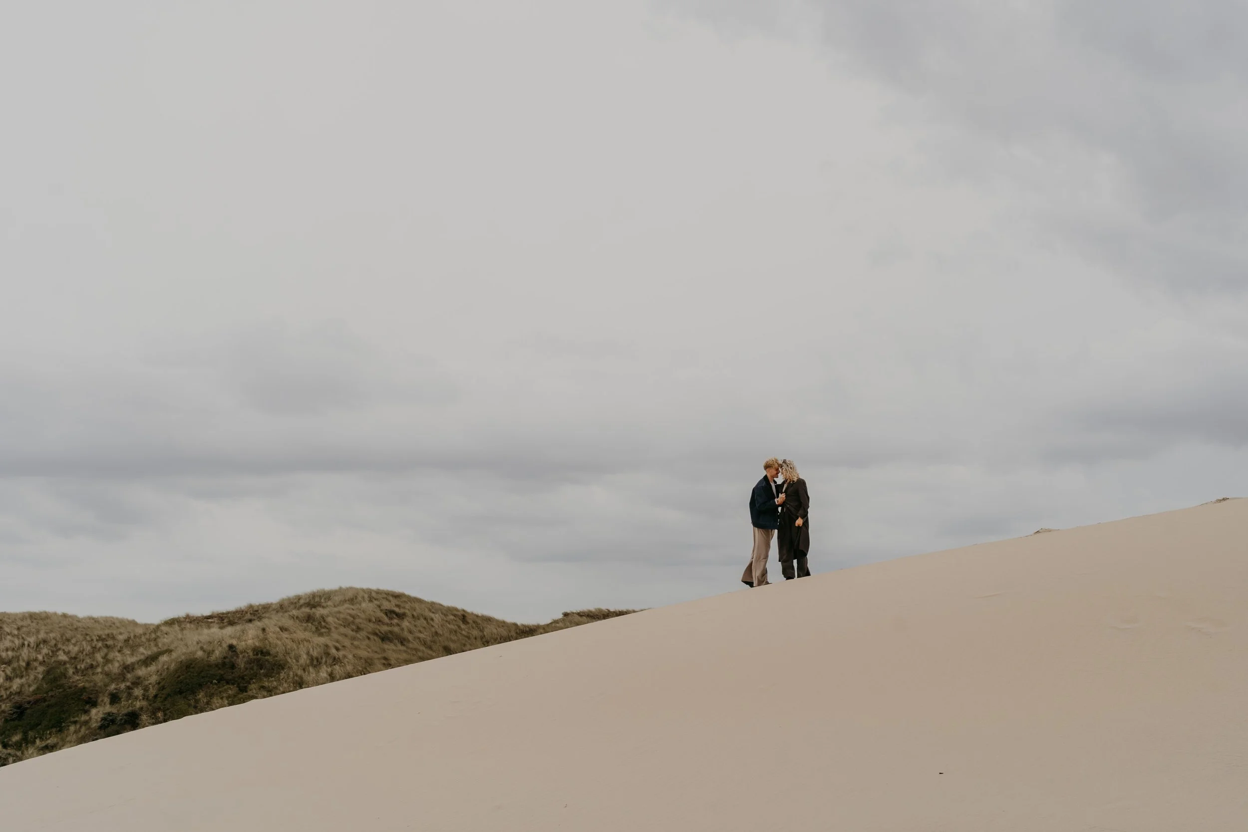 Lifestyle Couple Photography Netherlands – freedom, love and laughter.