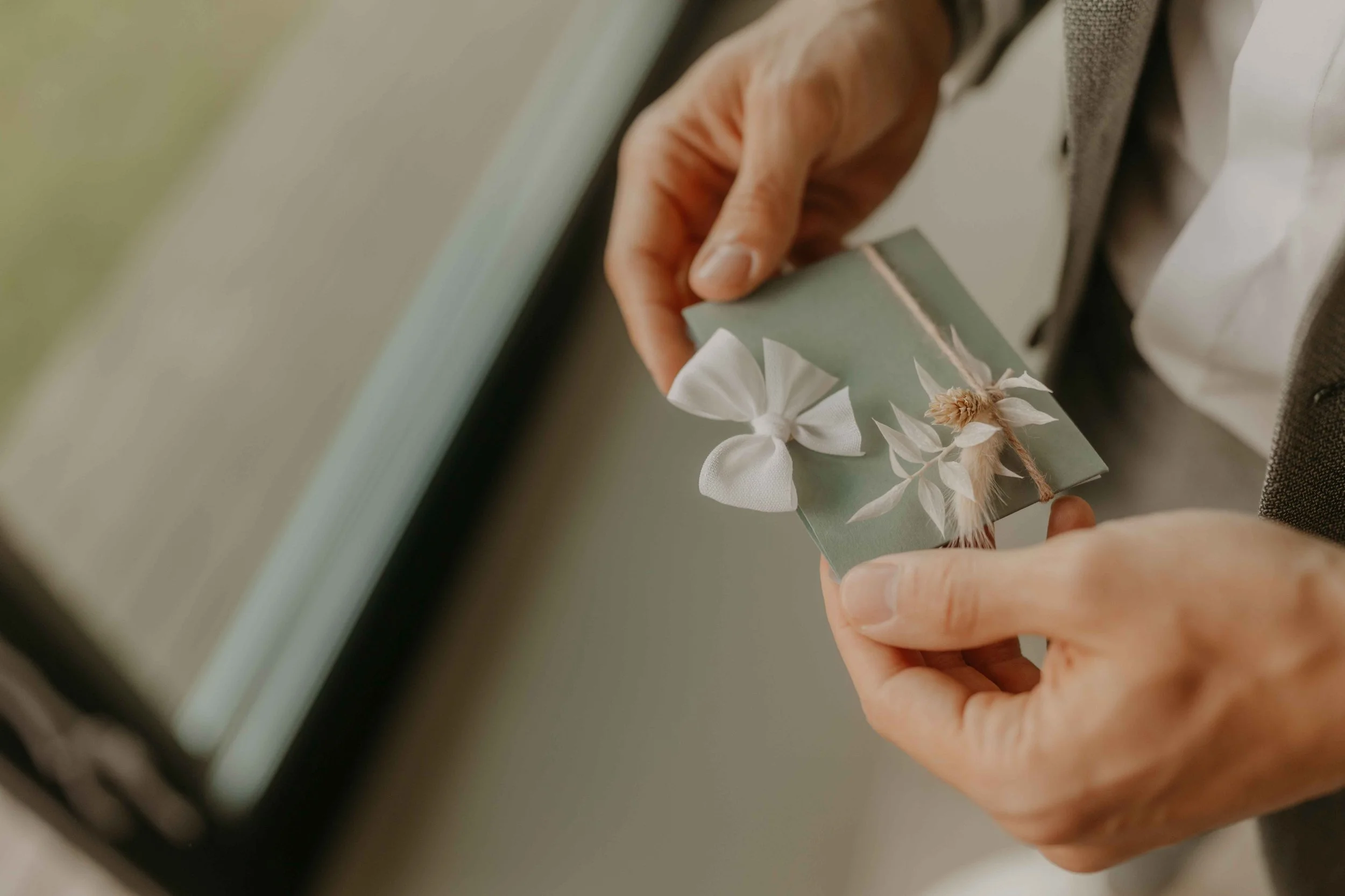 Hochzeitsreportage Nordhessen – Bräutigam bereitet sich mit Freunden im Tiny House vor.
