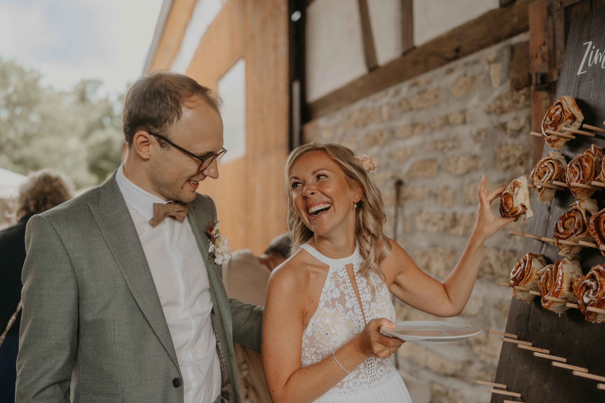 Gäste lachen und stoßen mit Sekt an, entspannter Empfang im Hof Café.