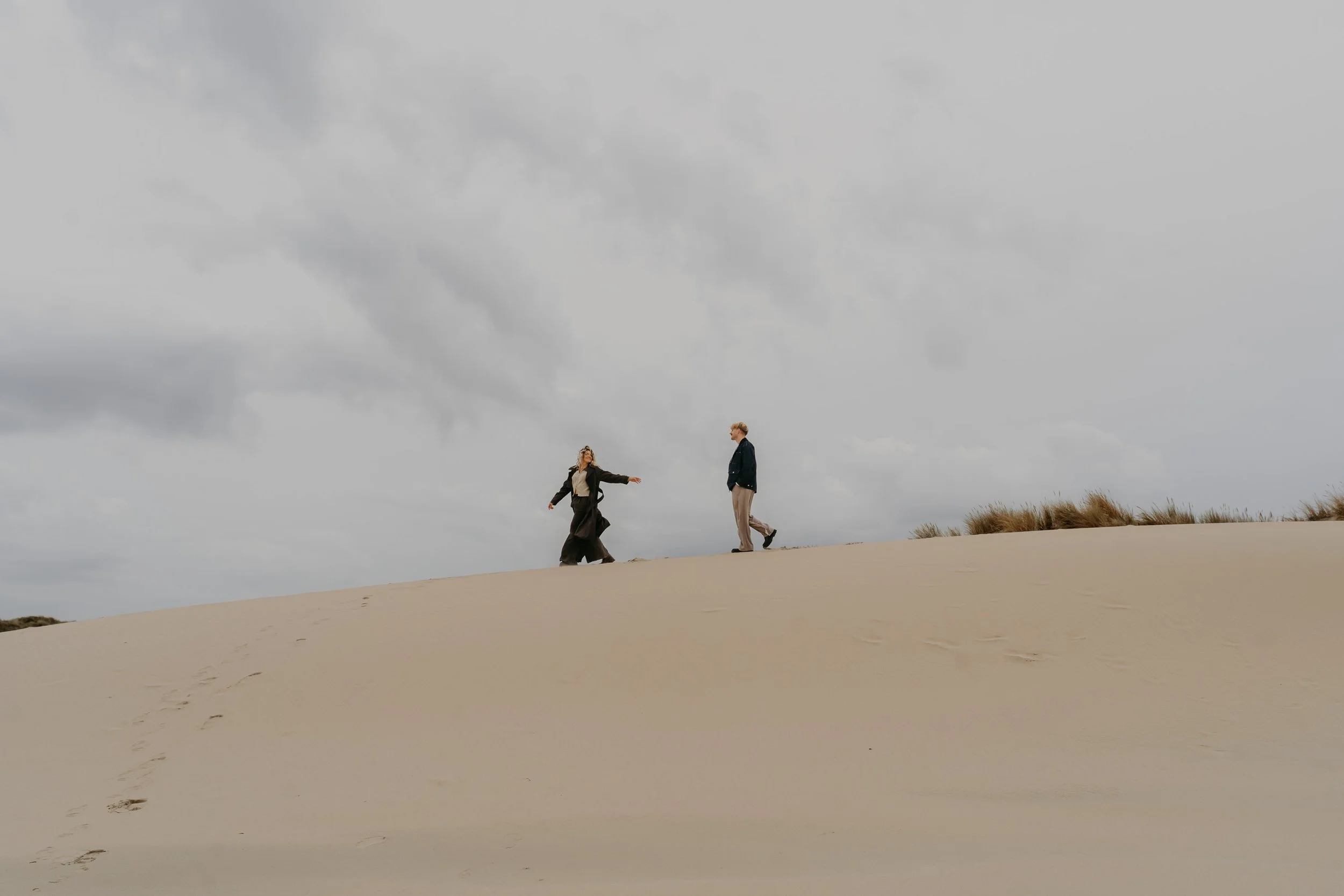 Dutch beach couple photography – modern, minimal and emotional.