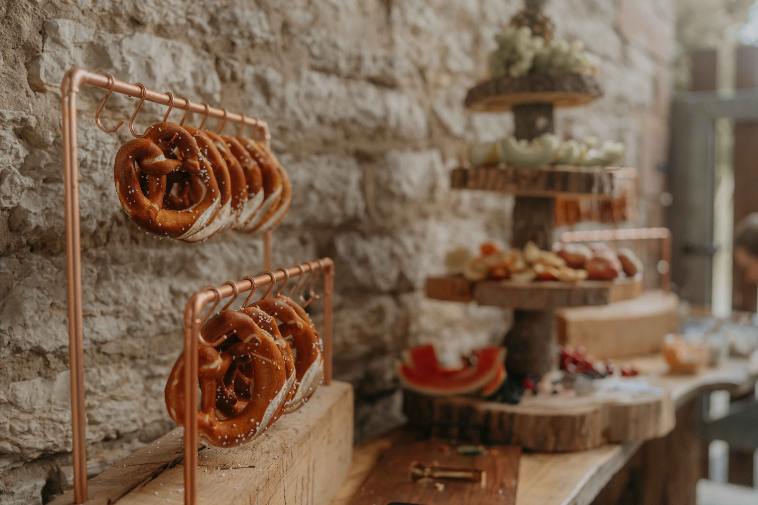 Übersicht vom Sweet Table mit Donuts und Zimtschnecken, freie Trauung Hof Reith.
