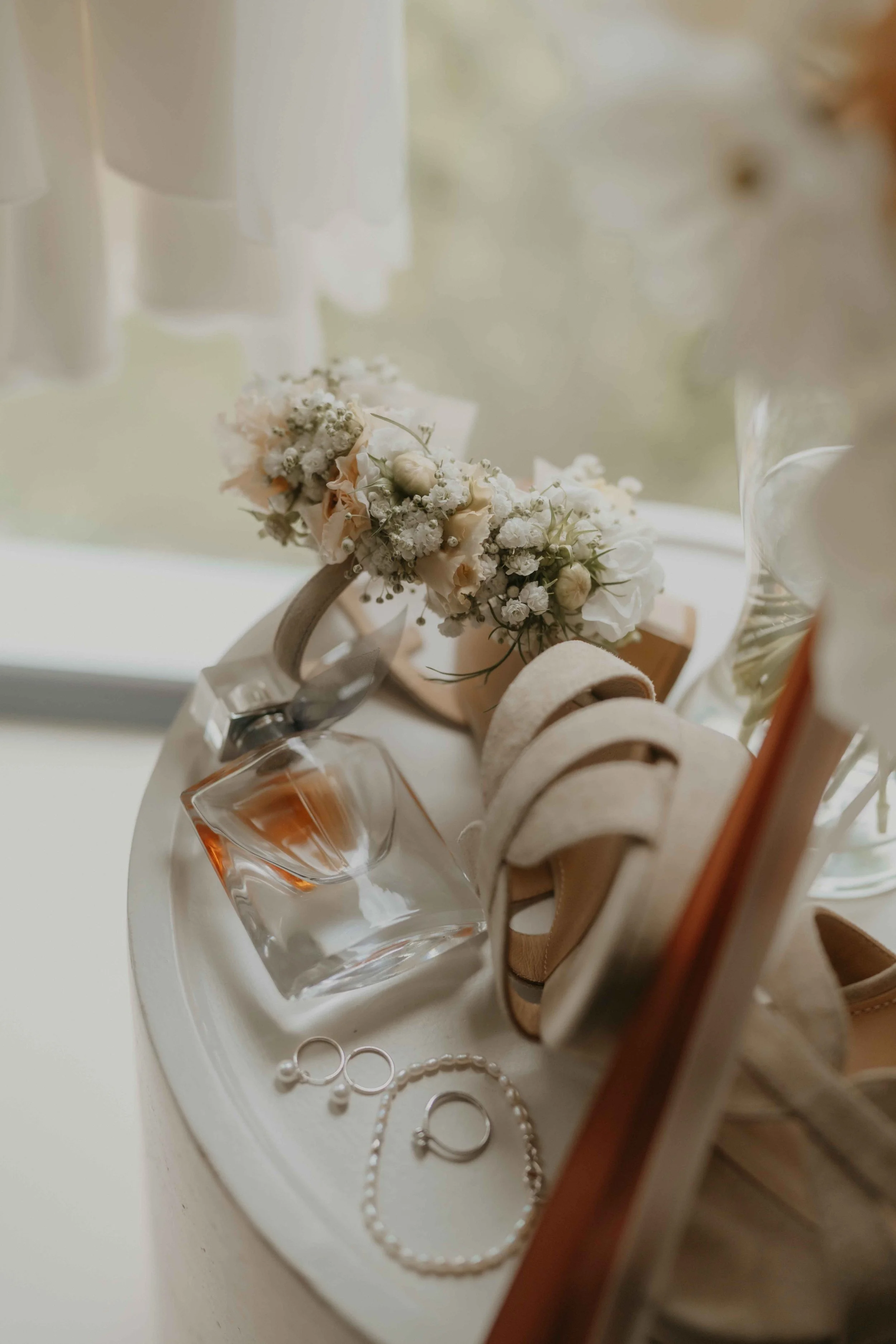 Nahaufnahme des Brautstraußes mit zarten Farben, aufgenommen auf Hof Reith in Hessen.