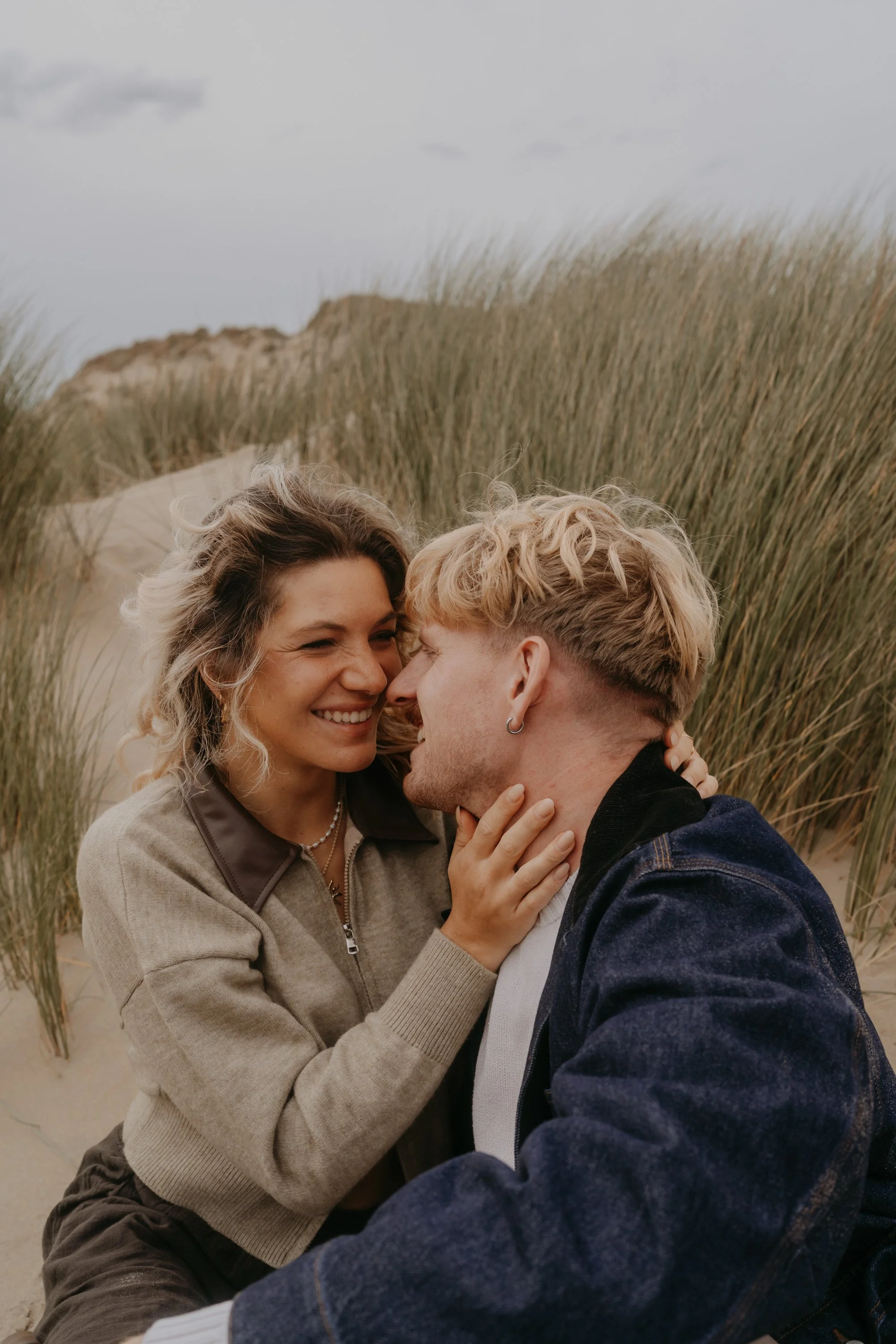 Emotional Couple Photography – Hand in Hand durch den Wind an der Nordsee.