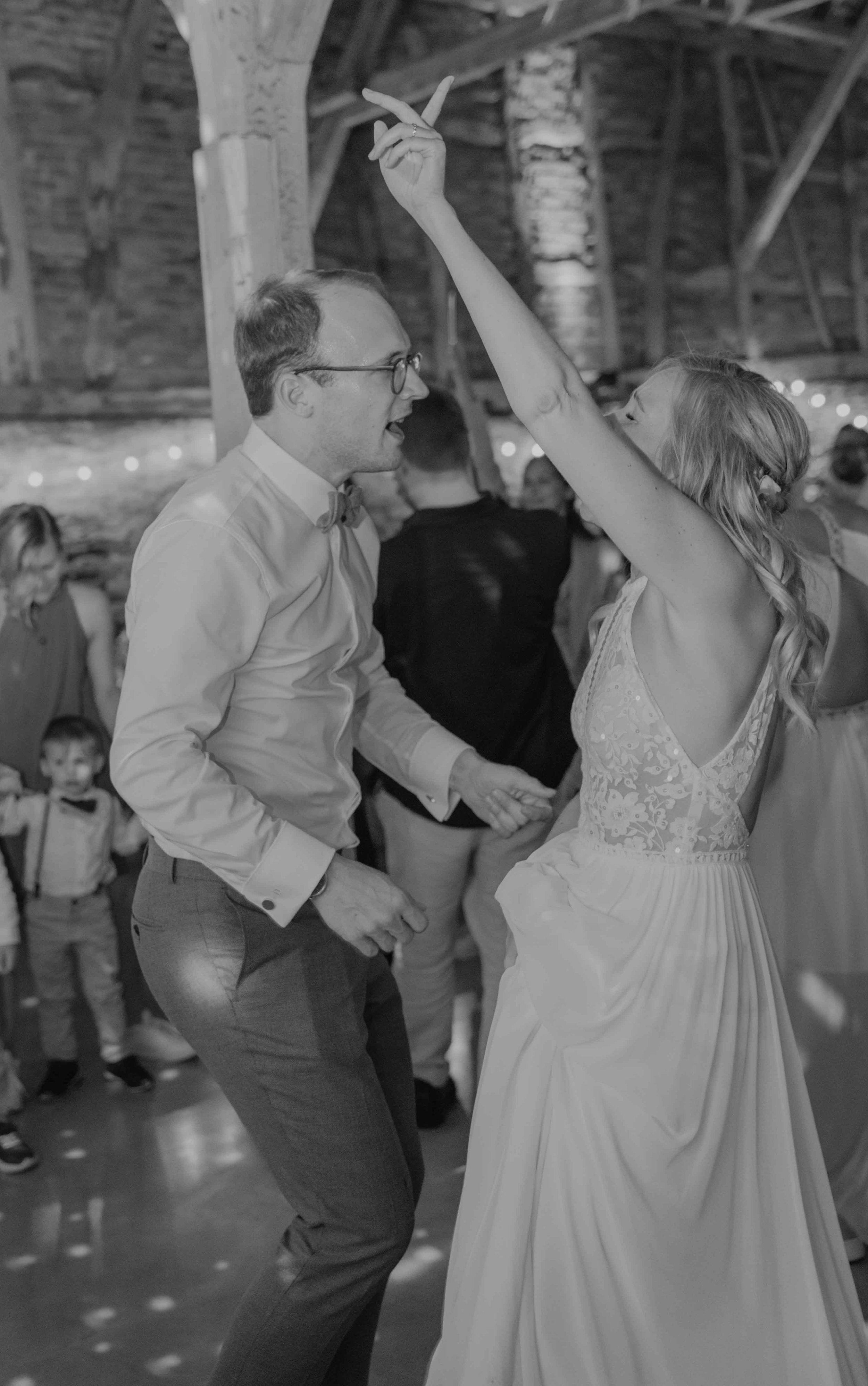 Editorial Wedding Photography – Braut tanzt voller Leidenschaft und Emotionen. 