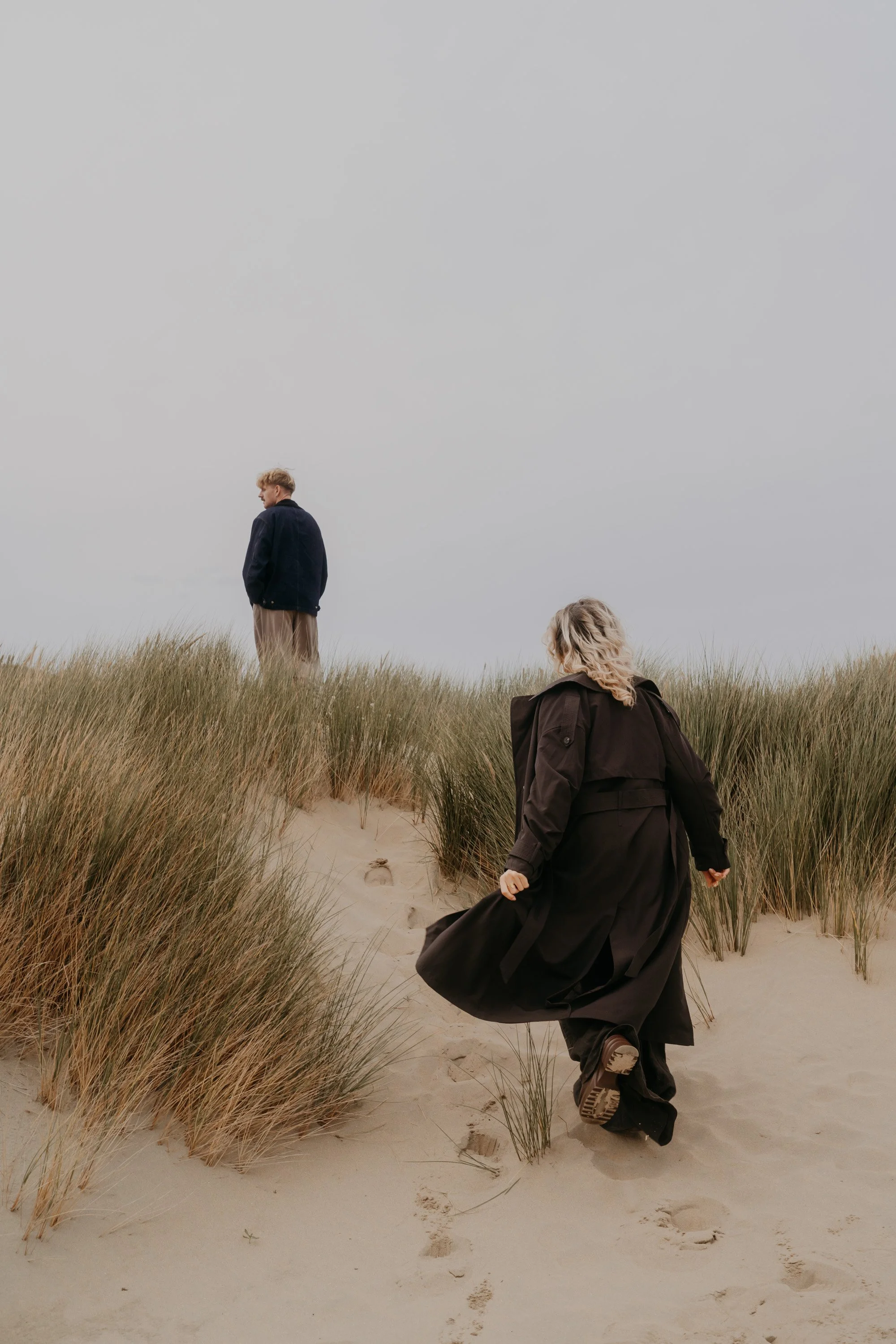 Authentic couple photos Netherlands – honest connection at the beach. Captured by Jara Lenz.