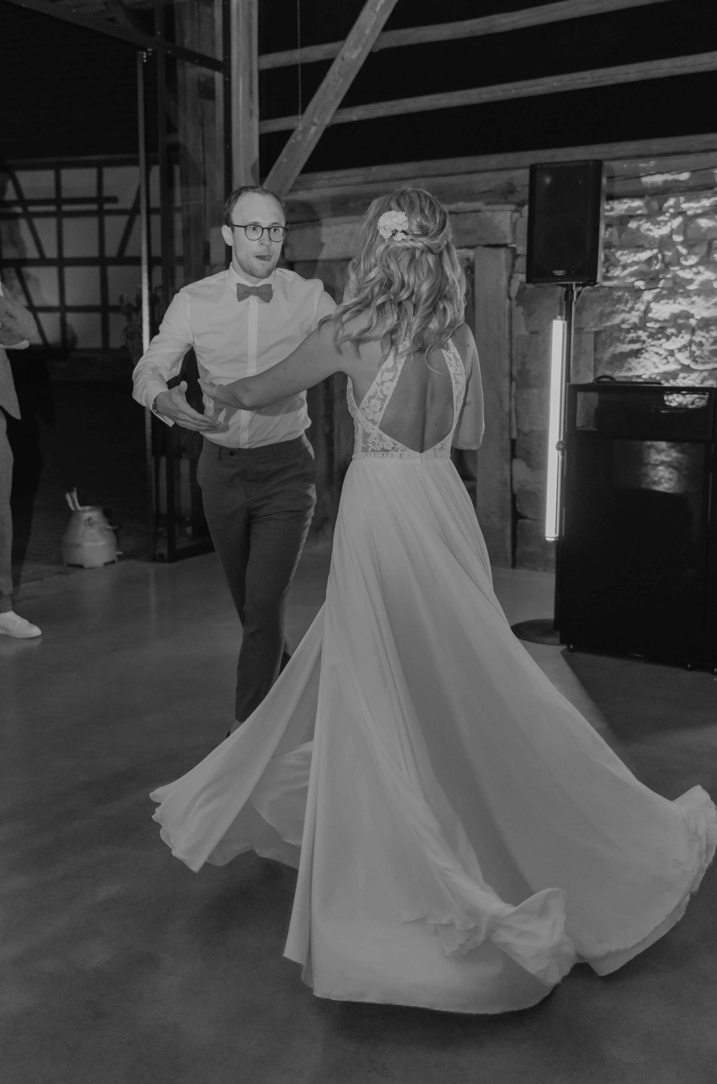 Editorial Wedding Photography – Brautpaartanz am Abend in Festsaal. 