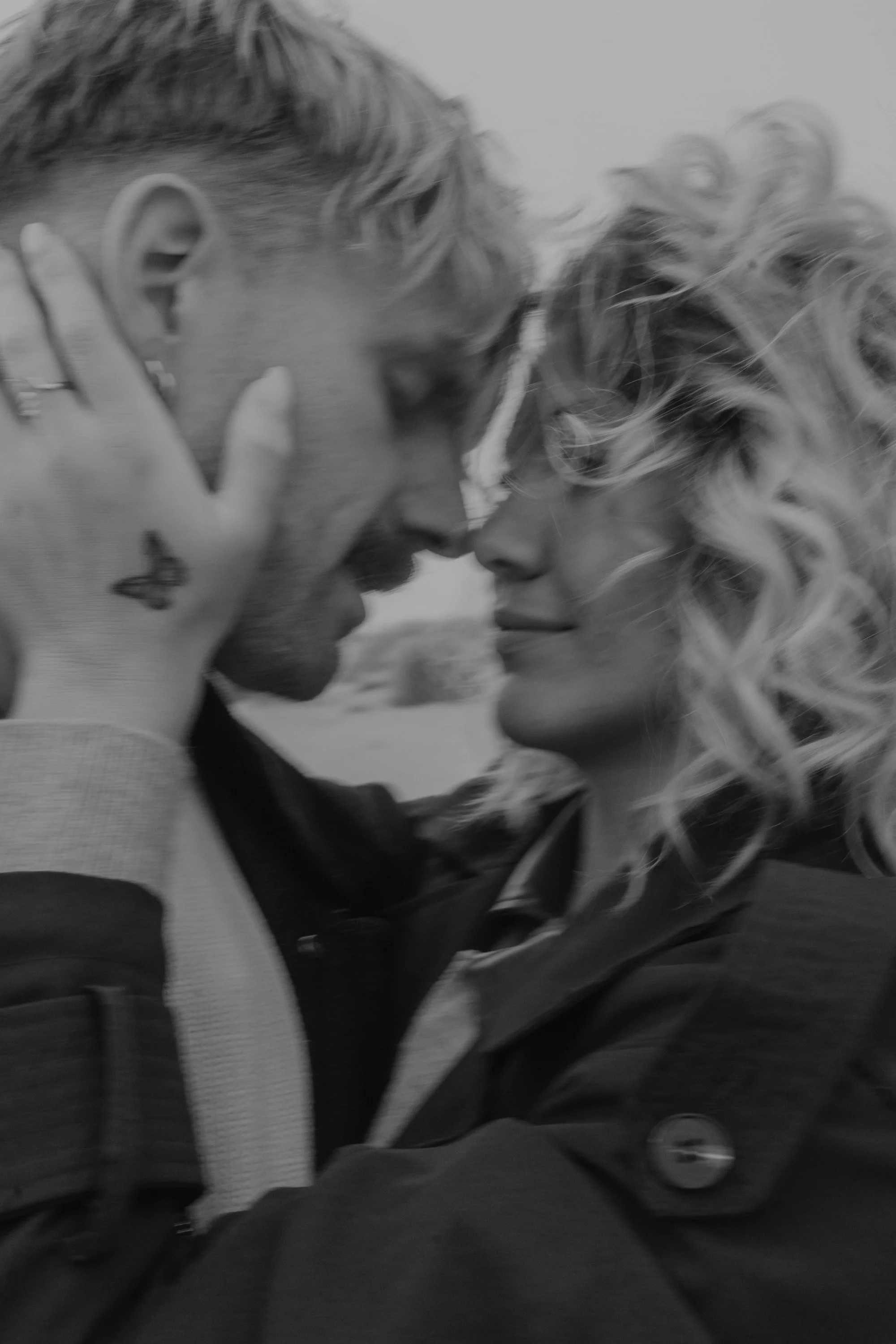 Couple Love Session in Holland – Natürliche, cinematische Paarfotografie in Haarlem, verschwommene Nahaufnahme des Paares. 