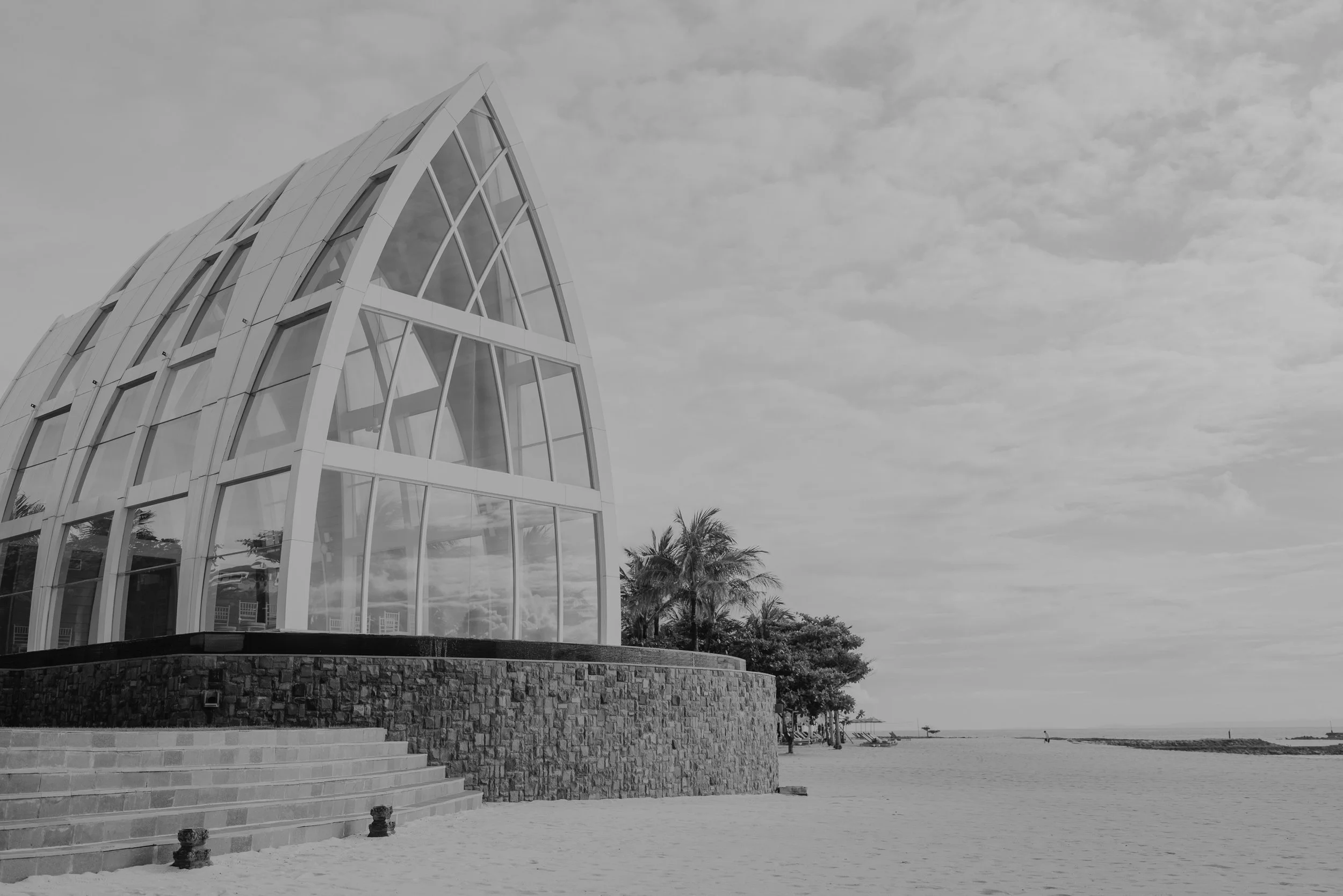Destination Wedding Photography – moderne Chapel im Ritz Carlton auf Bali direkt am Strand.