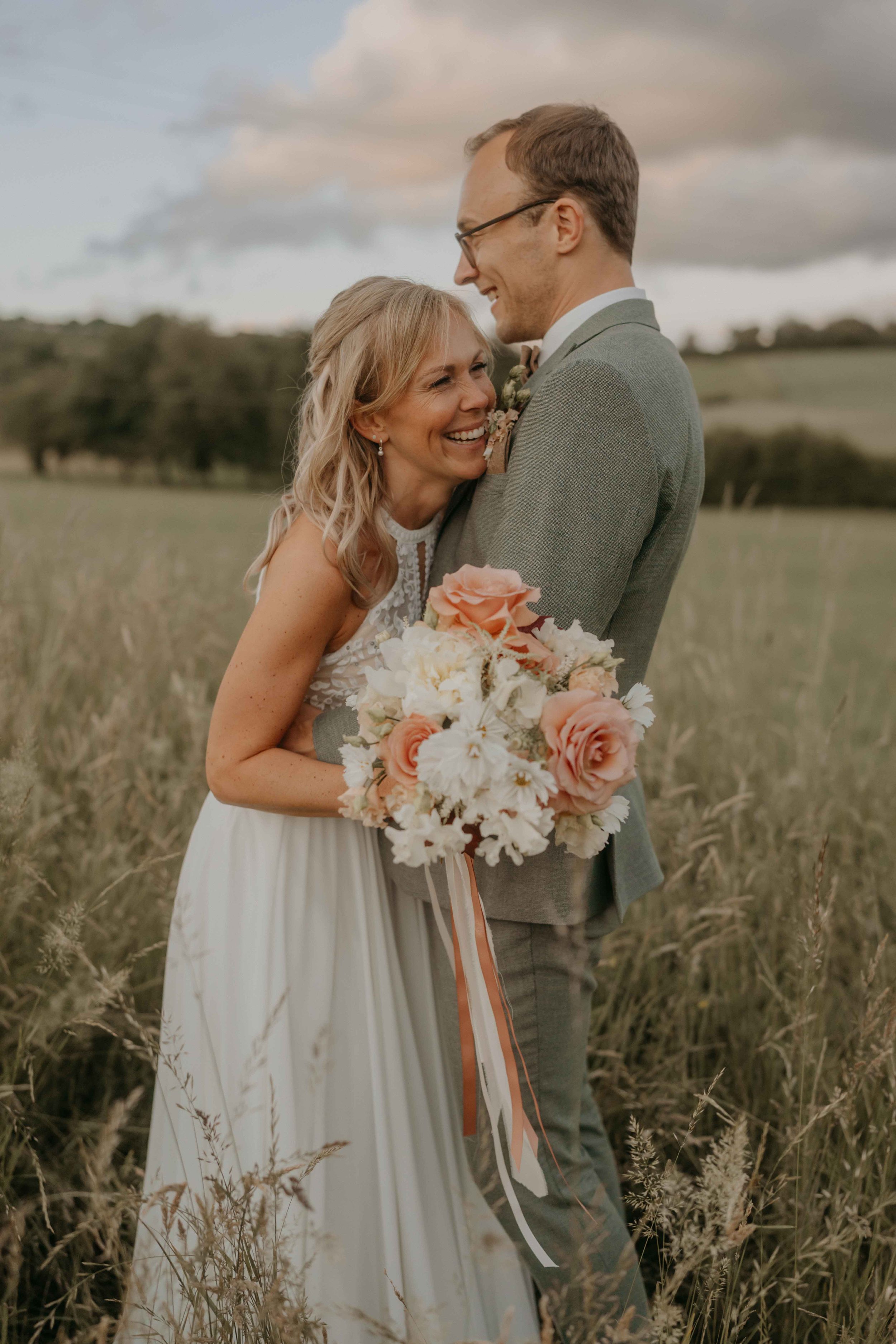Hochzeitsfotograf Deutschland – Sonnenuntergangsshooting auf der Wiese, warmes Licht.